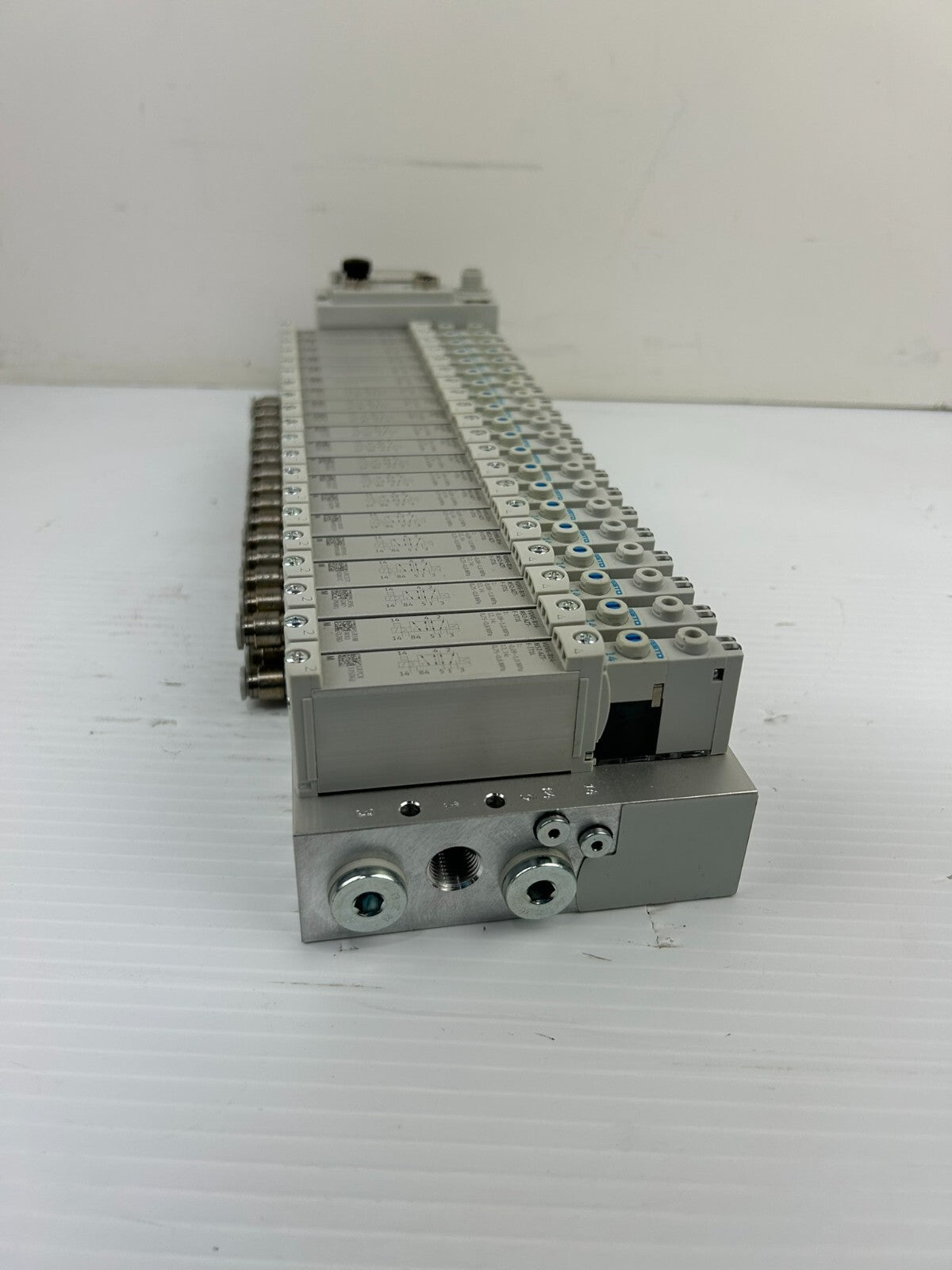 Festo VTUG-14-VRPT-S8-B1T-G14-UL-G18S-9K11M Manifold Valve Assembly w/ 20 Valves