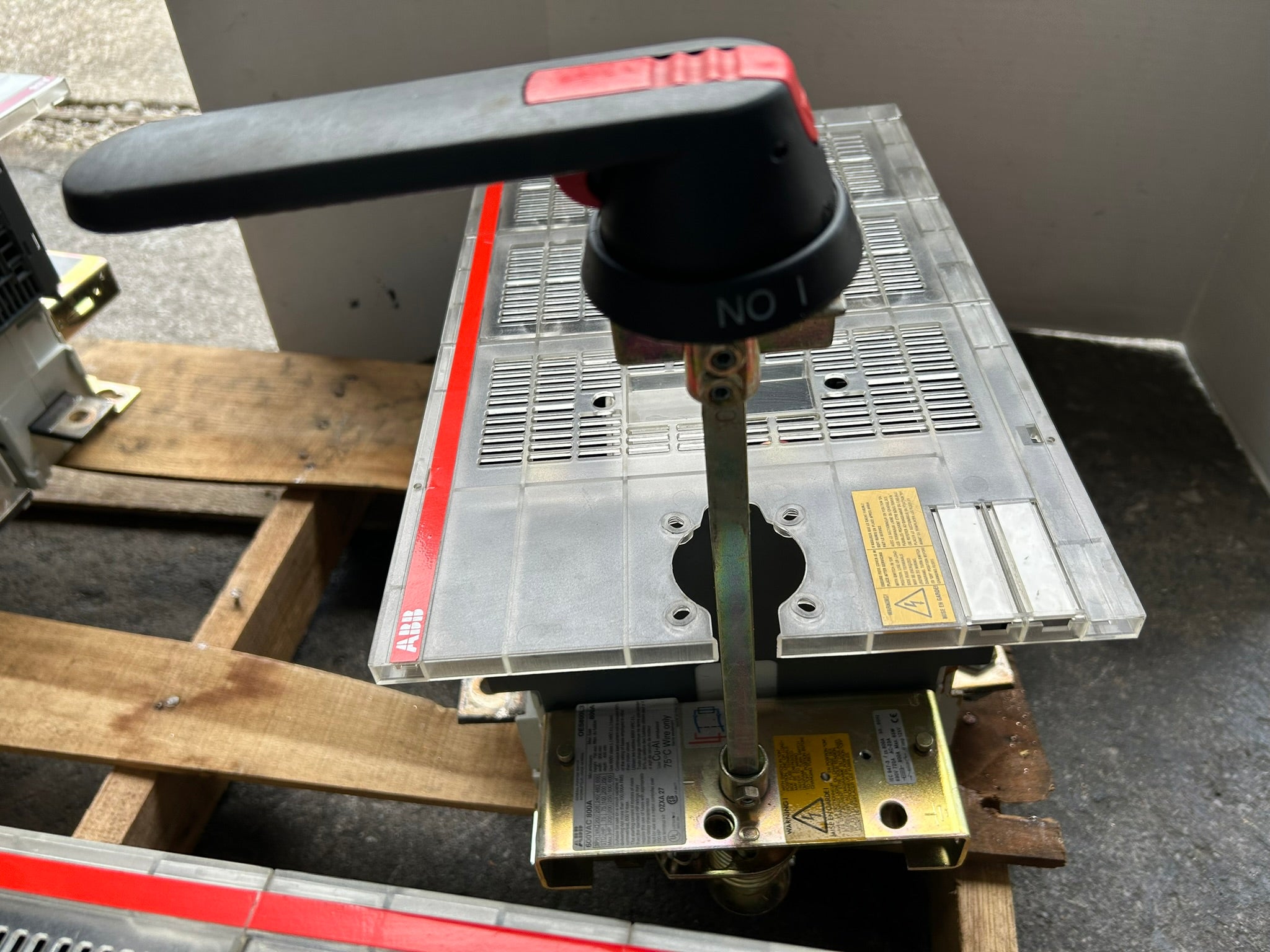 ABB OES800L3 Fusible Disconnect Switch 3 Pole 600VAC 800A with On/Off Switch