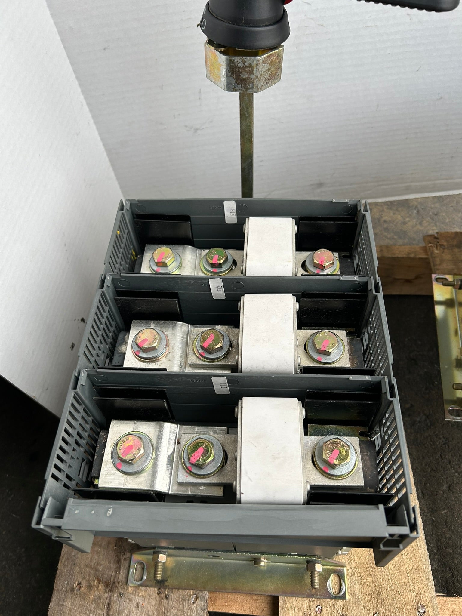 ABB OES800L3 Fusible Disconnect Switch 3 Pole 600VAC 800A On/Off Switch No Cover