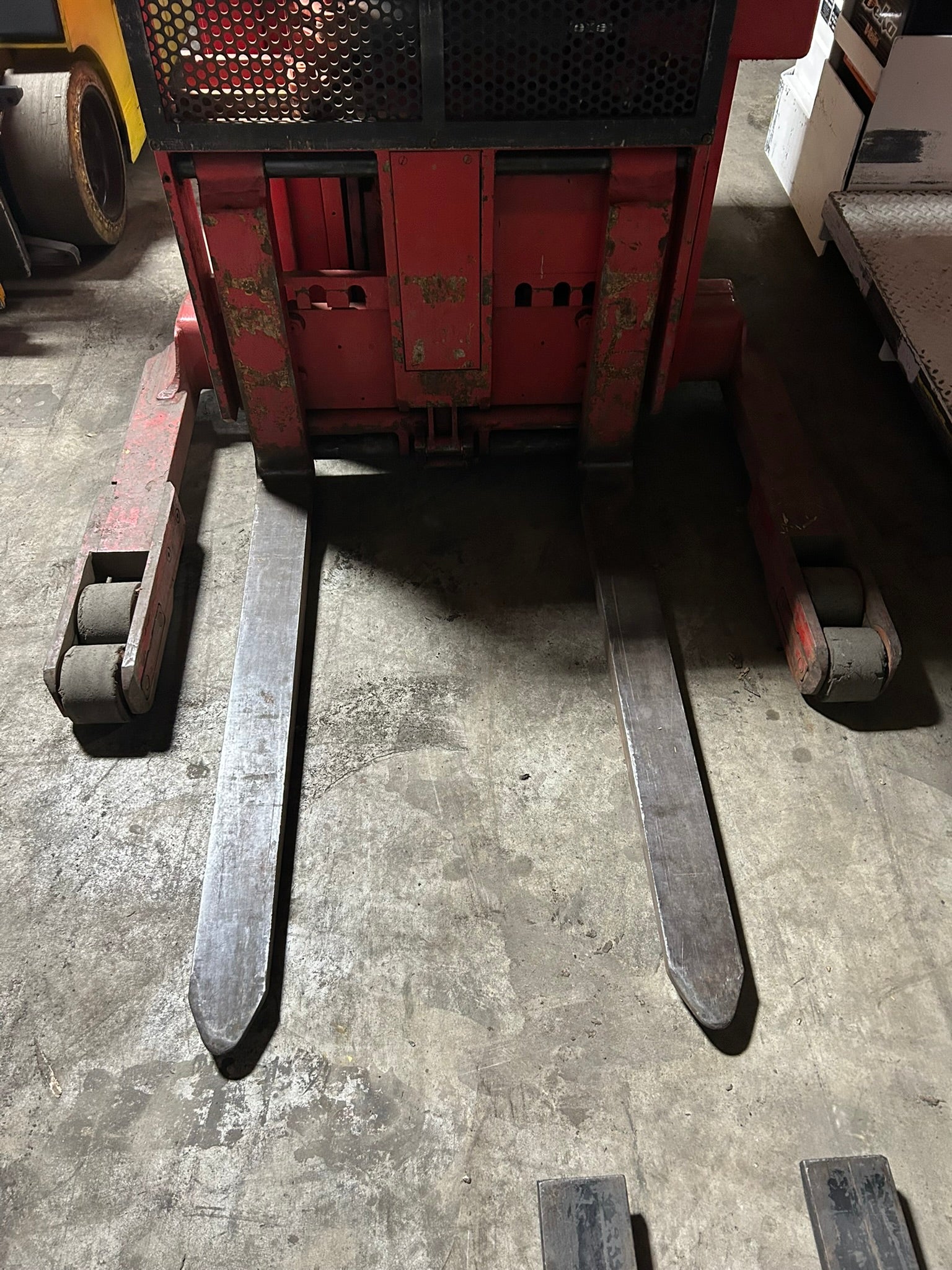 Raymond 20R40TT Electric Stand-Up Forklift Truck 4000 Lb. Capacity 24V 6034 Hrs.