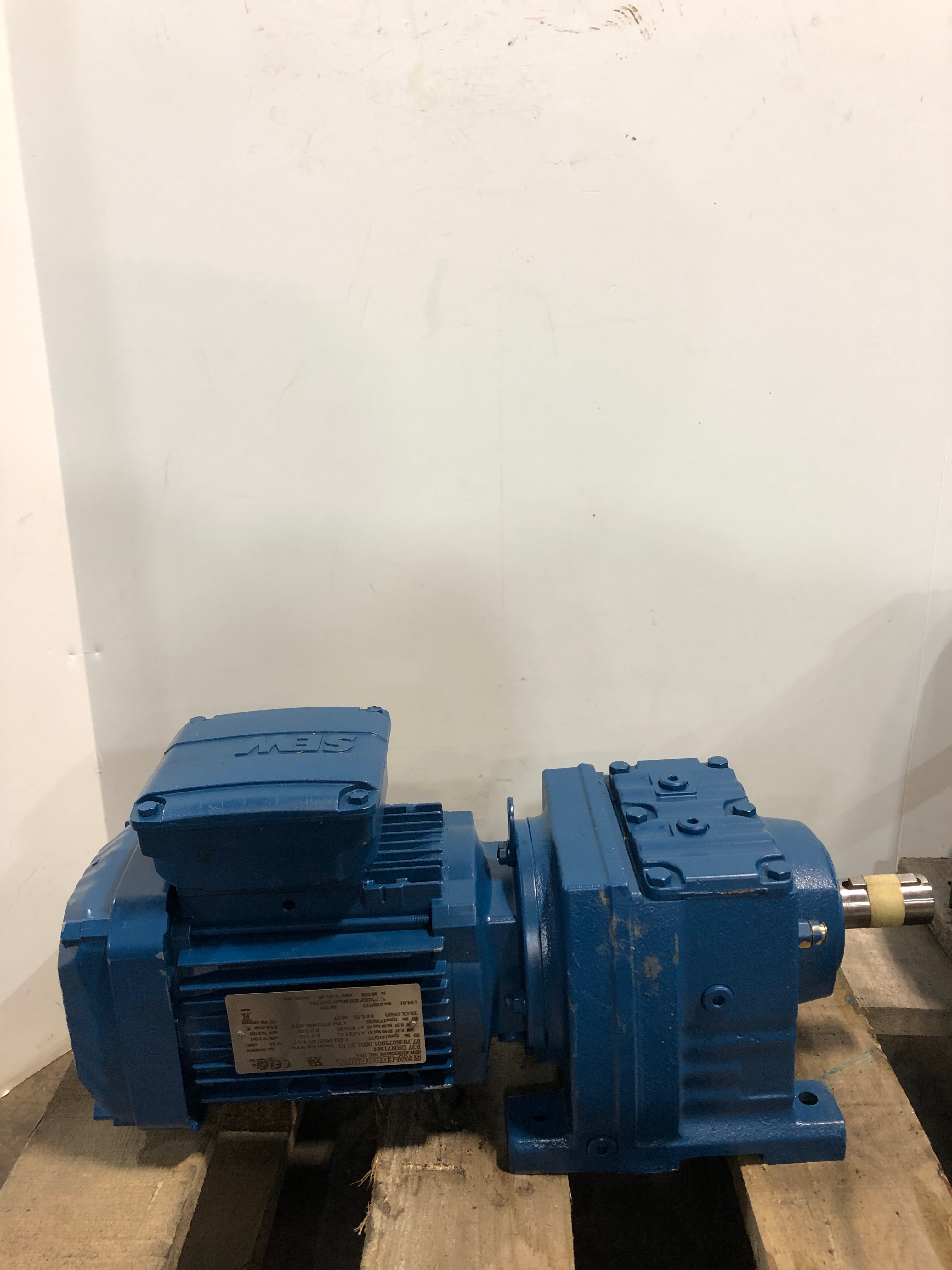 Sew Eurodrive R37DRN71M4 Gearmotor 0.50 HP 1415/1730 RPM 3PH 220/440V 1.83/1.05A