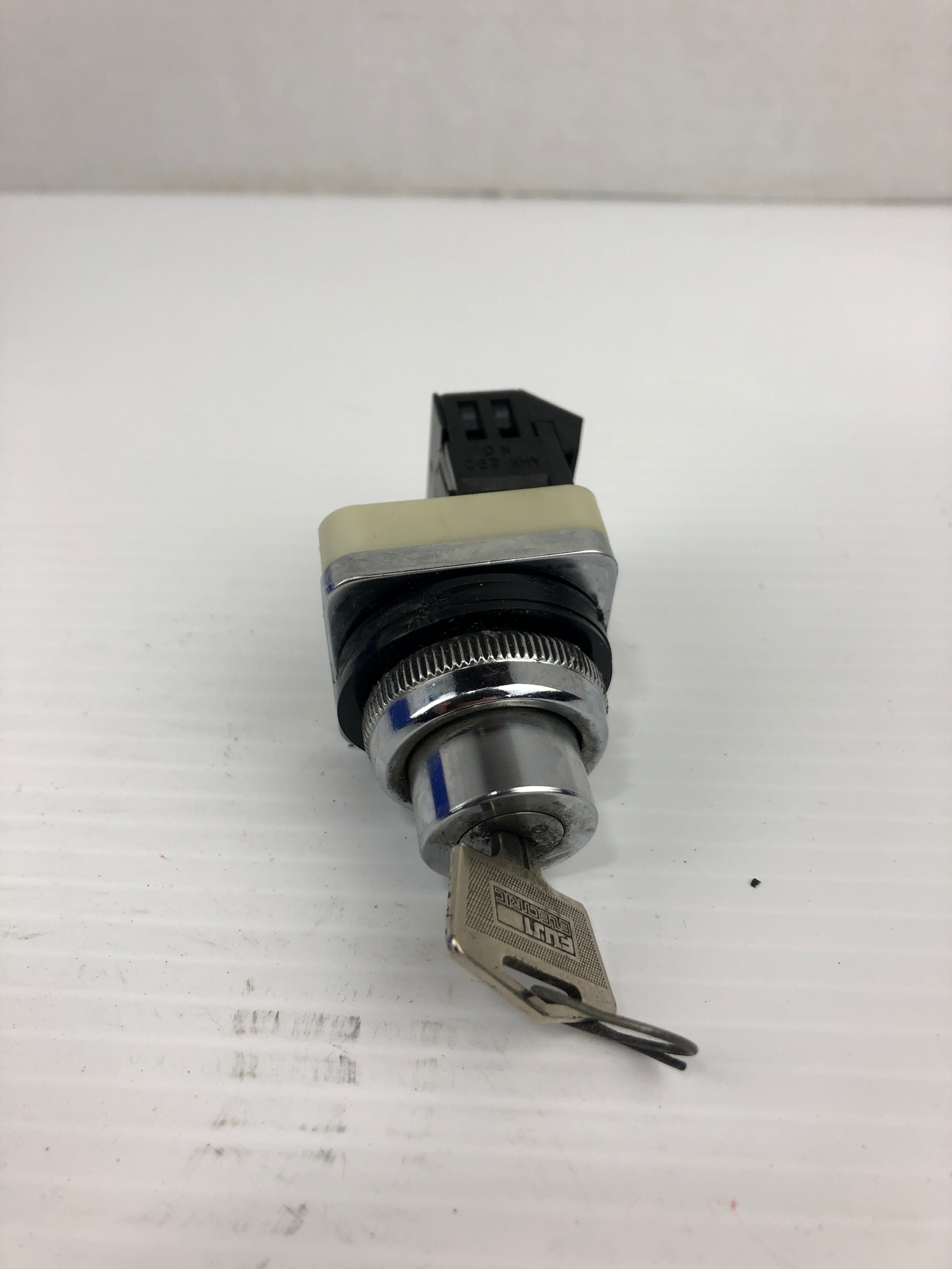 Fuji Electric AH30-J2A Key Selector Switch with Key