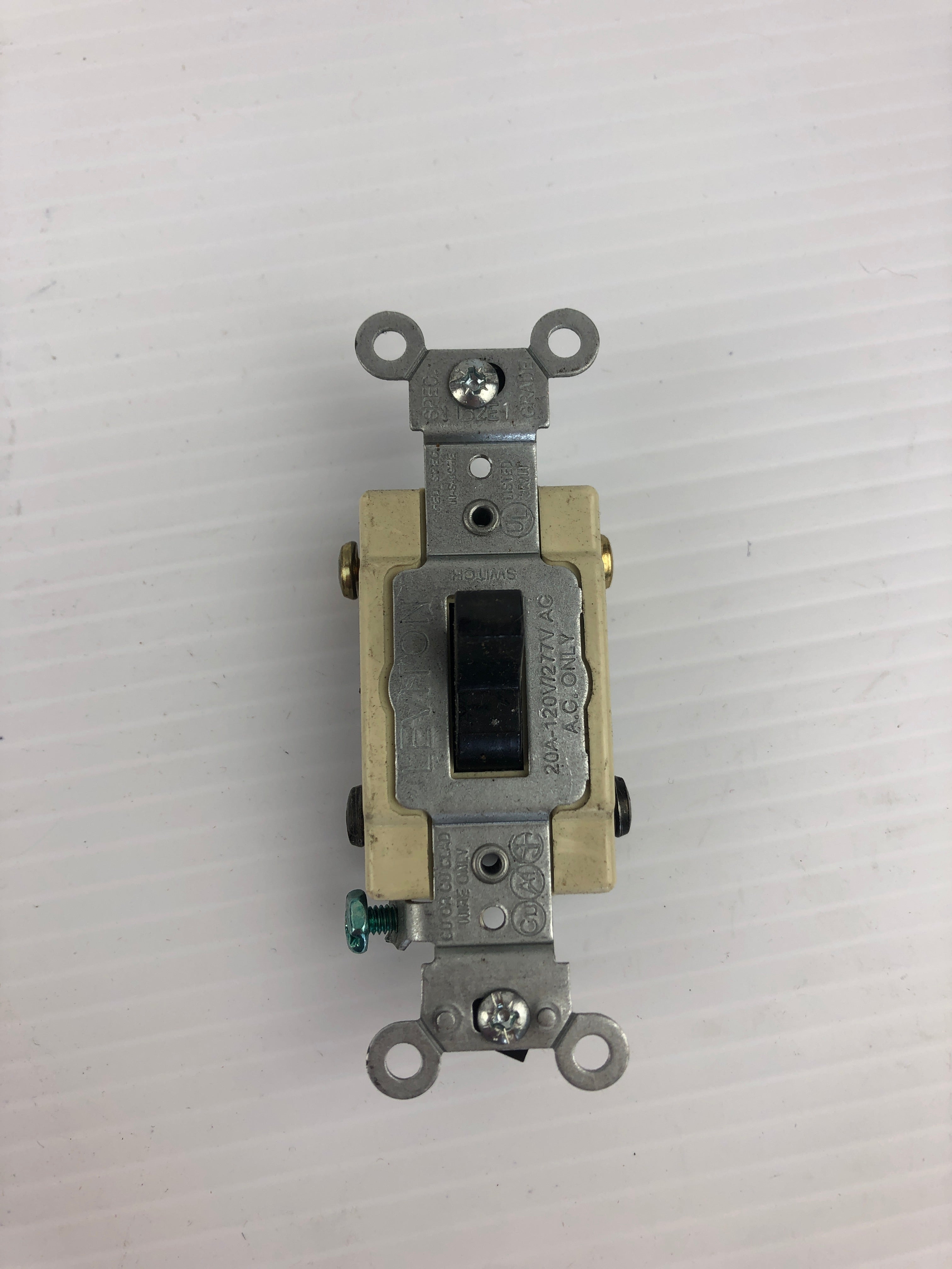 Leviton 1132E1 Ivory and Black Outlet Switch - Lot of 7