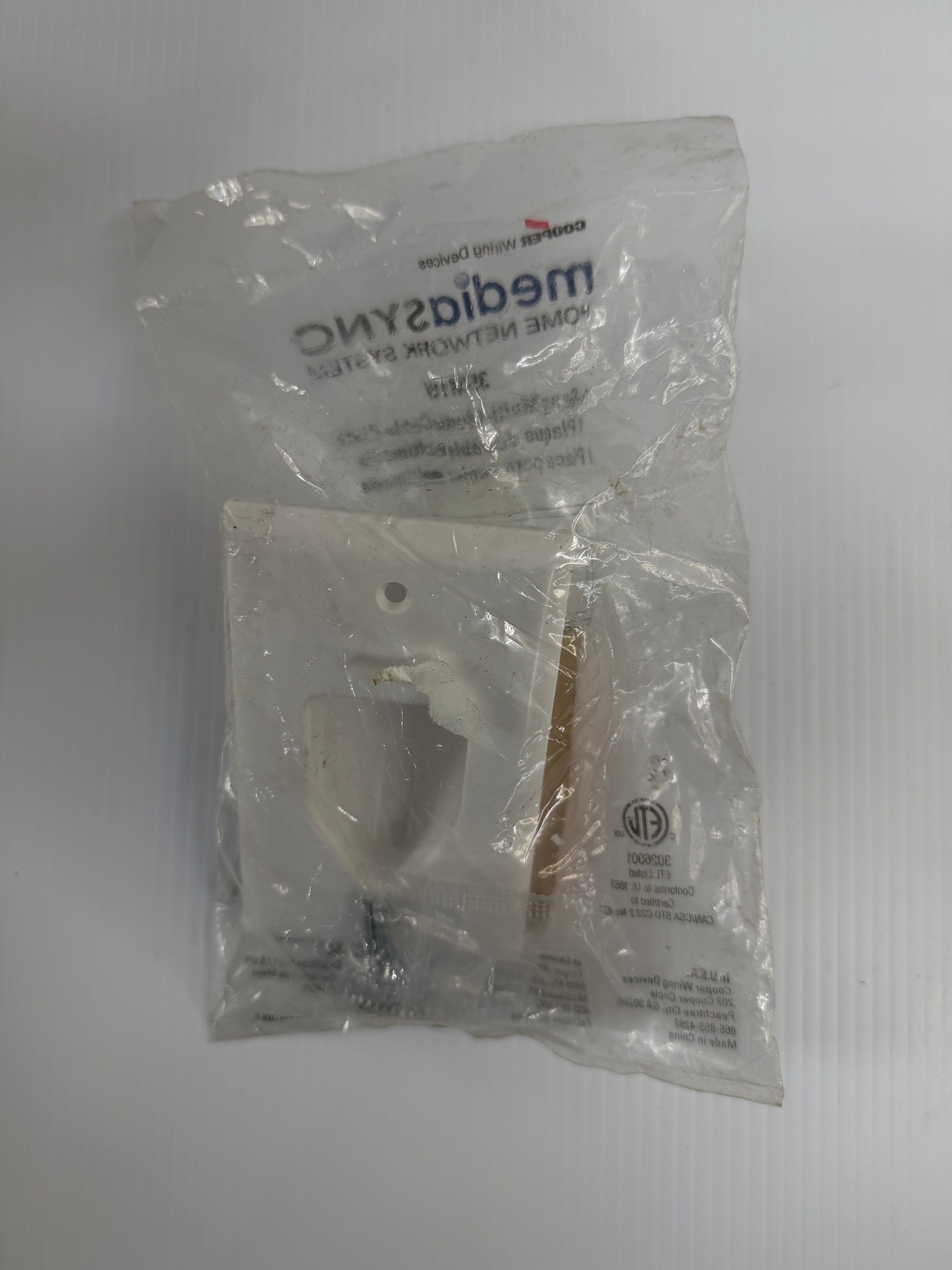 Cooper Wiring Mediasync 1-Gang Multi Media Cable Plate 35M1W