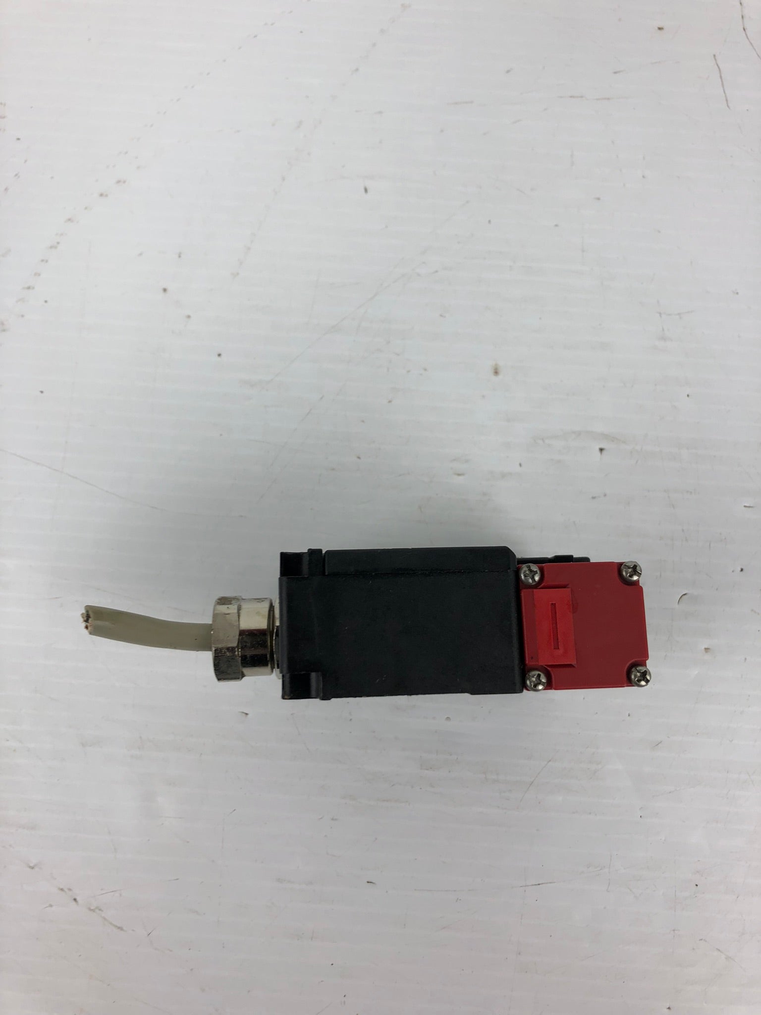 Omron D4NL-1CFG-B Guard Lock Safety-Door Switch 24VDC 100% ED 200mA