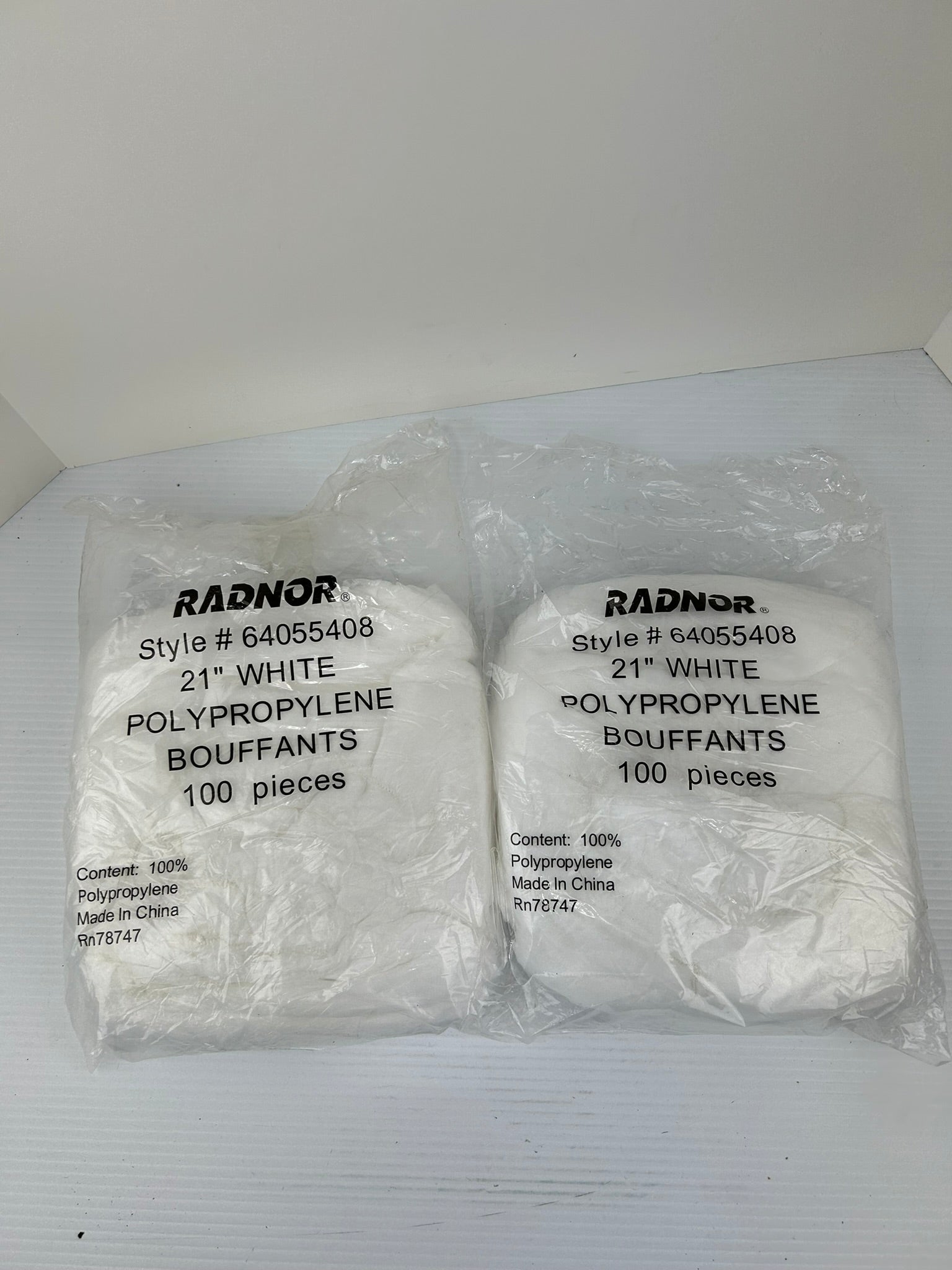 Radnor 64055408 21" White Polypropylene Bouffants - Lot of 200