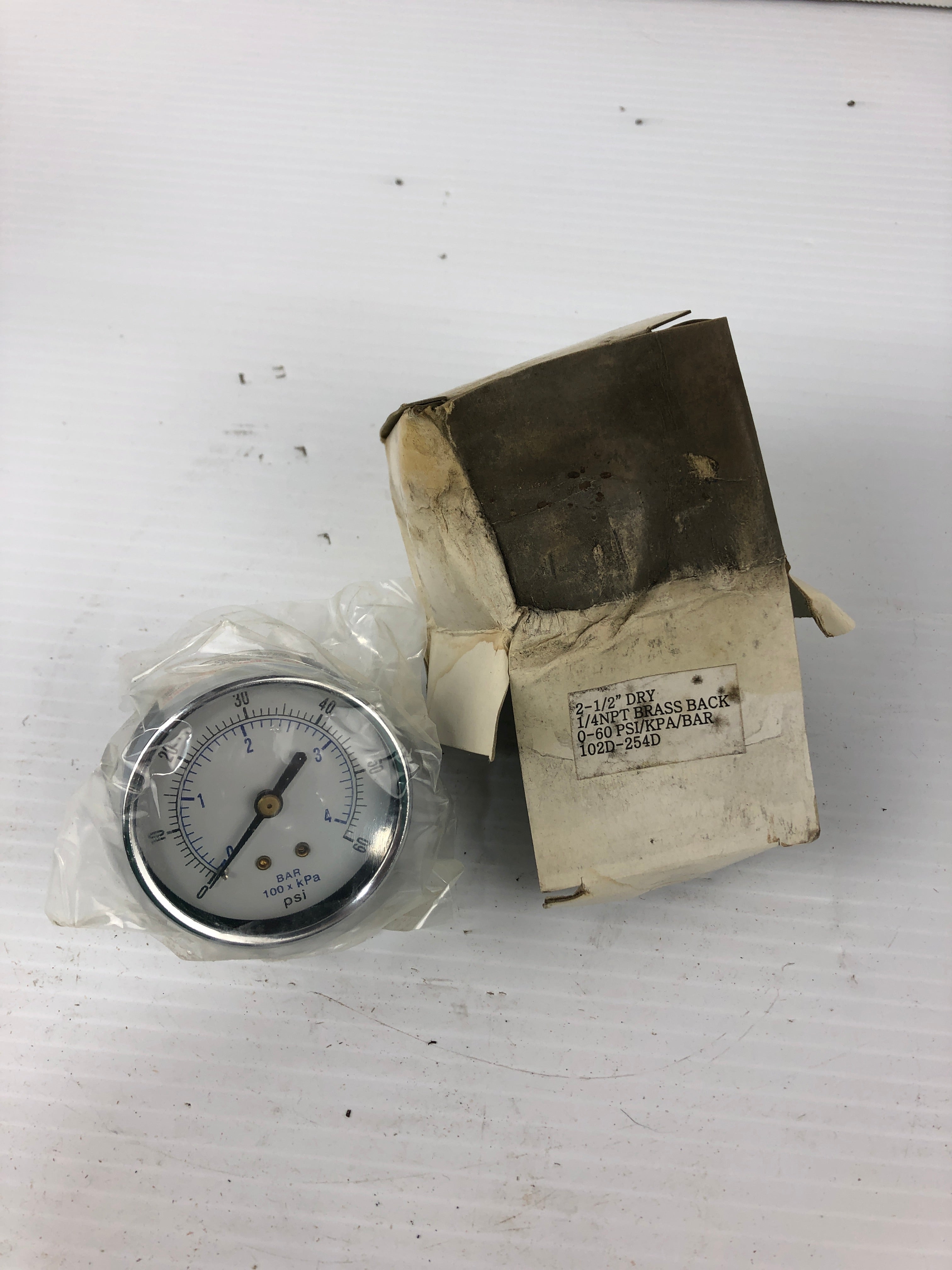 Universal Pressure Gauge 102D-254D 2-1/2" Dry 0-60 PSI 1/4" NPT
