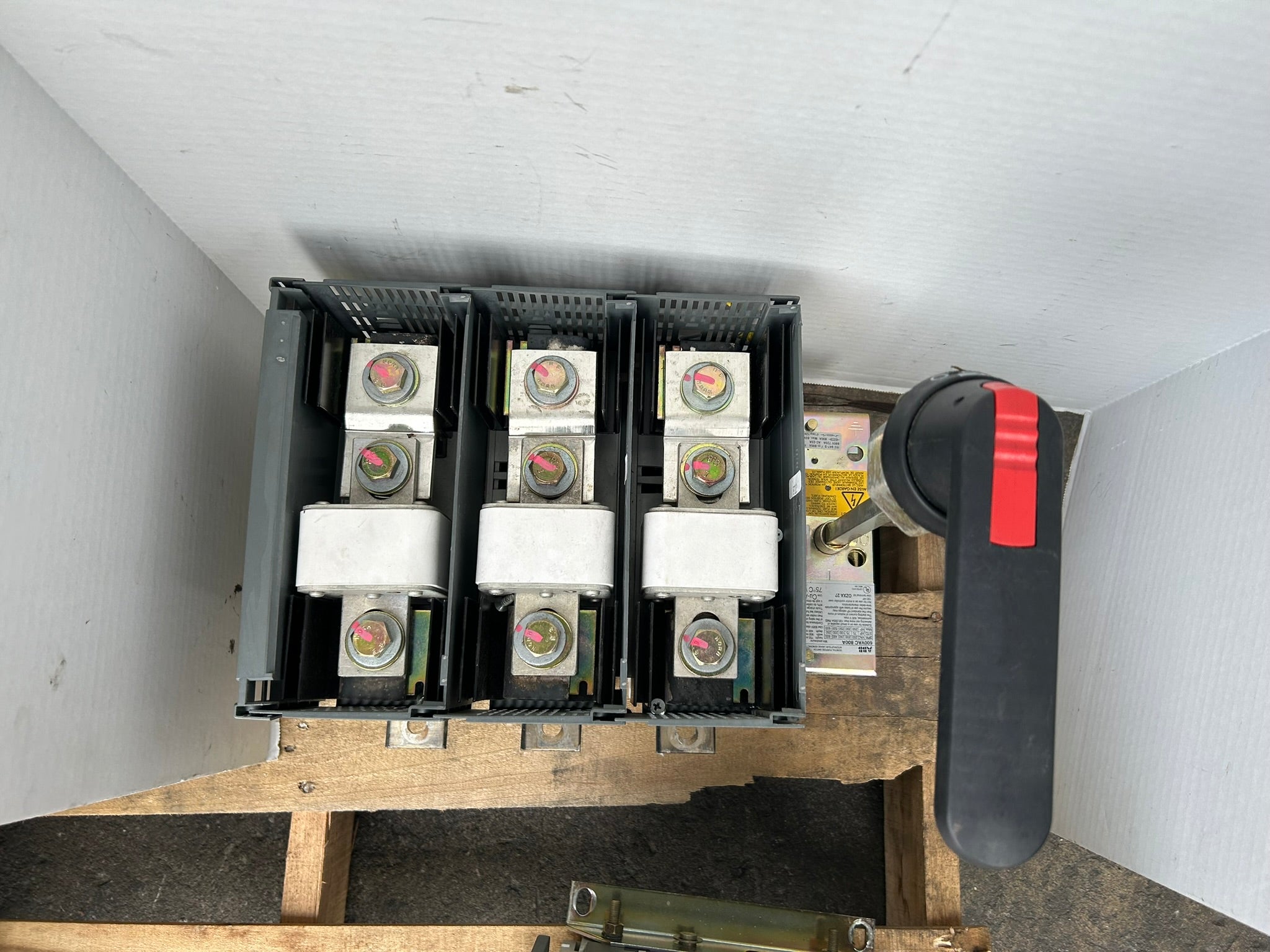 ABB OES800L3 Fusible Disconnect Switch 3 Pole 600VAC 800A On/Off Switch No Cover