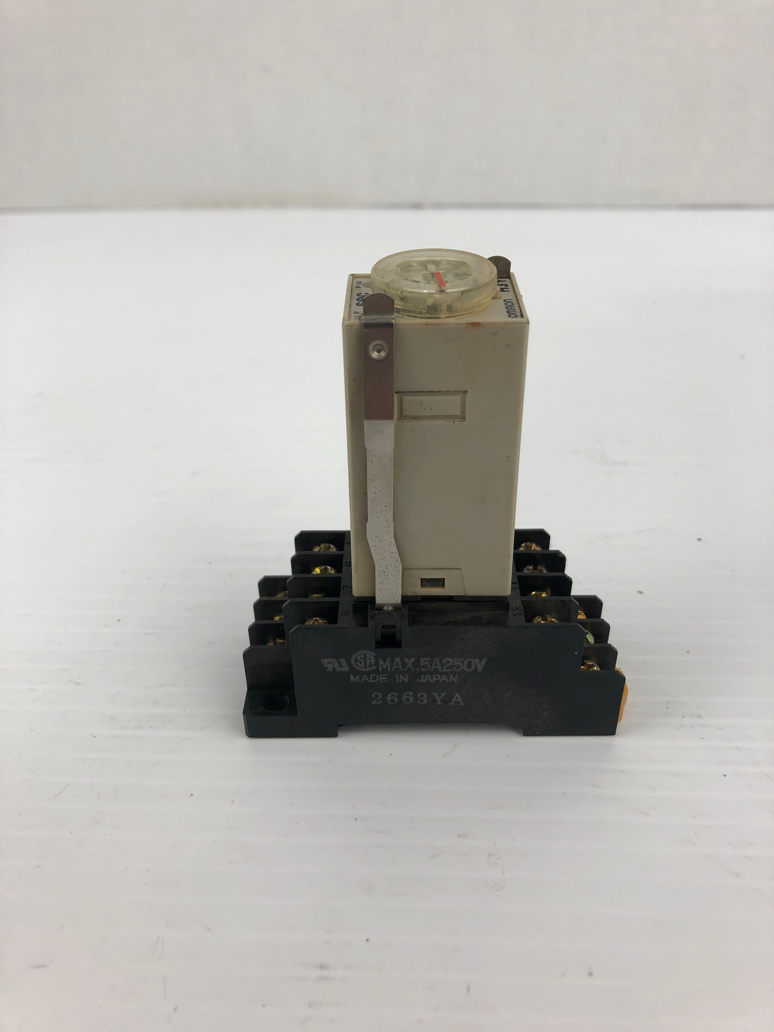 Omron H3Y-4 Timer DC24V with Base 2663YA