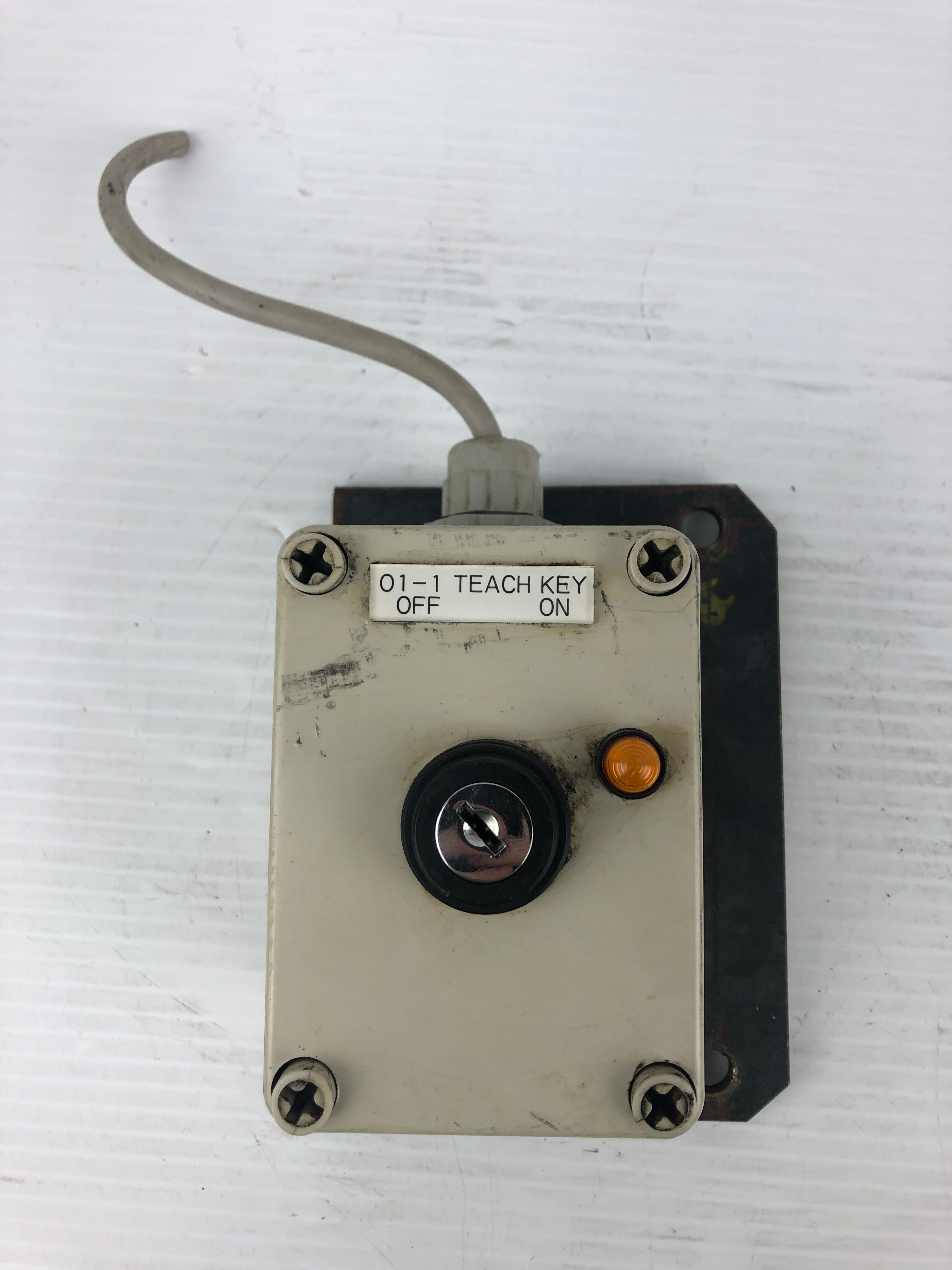 Idec HW-CB10 Control Box "Teach Key On/Off" with Keyed Switch - Missing Key