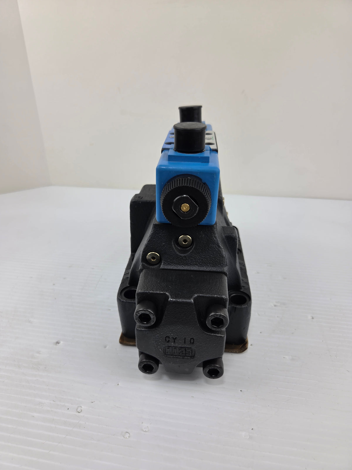 Eaton Vickers DG5V-8-S-2C-T-M-U-B-10 Directional Control Valve 02-325899