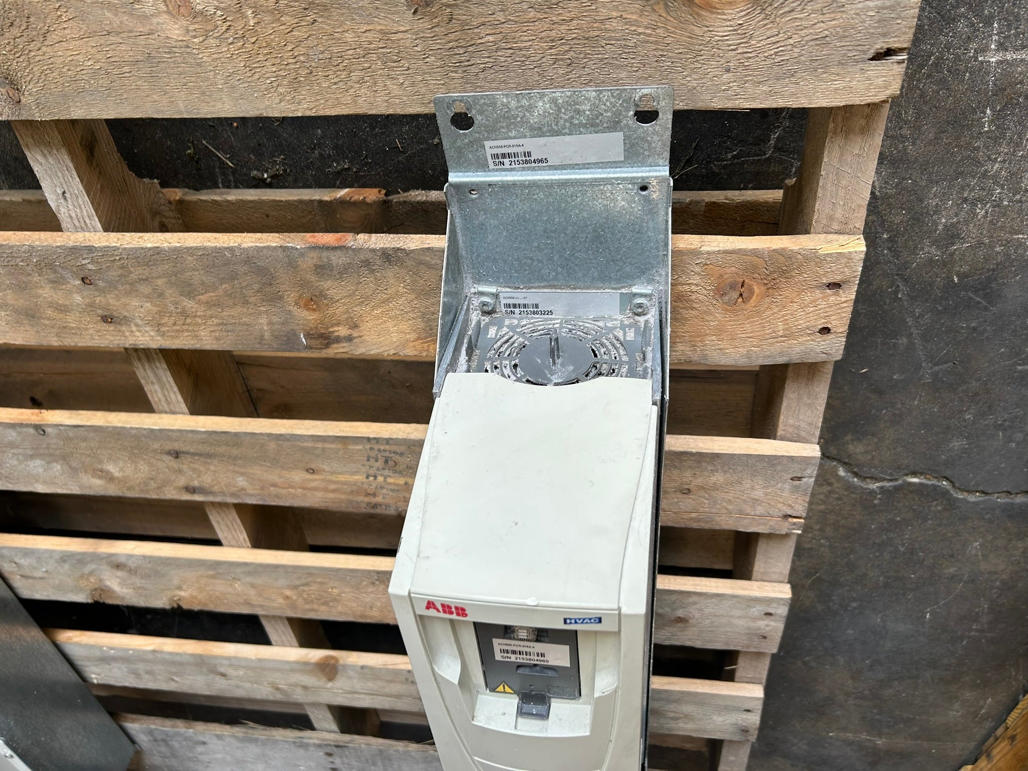 ABB ACH550-PCR-015A-4 VFD Drive 480V 3PH 10HP w/ Disconnect Switch - No Keypad