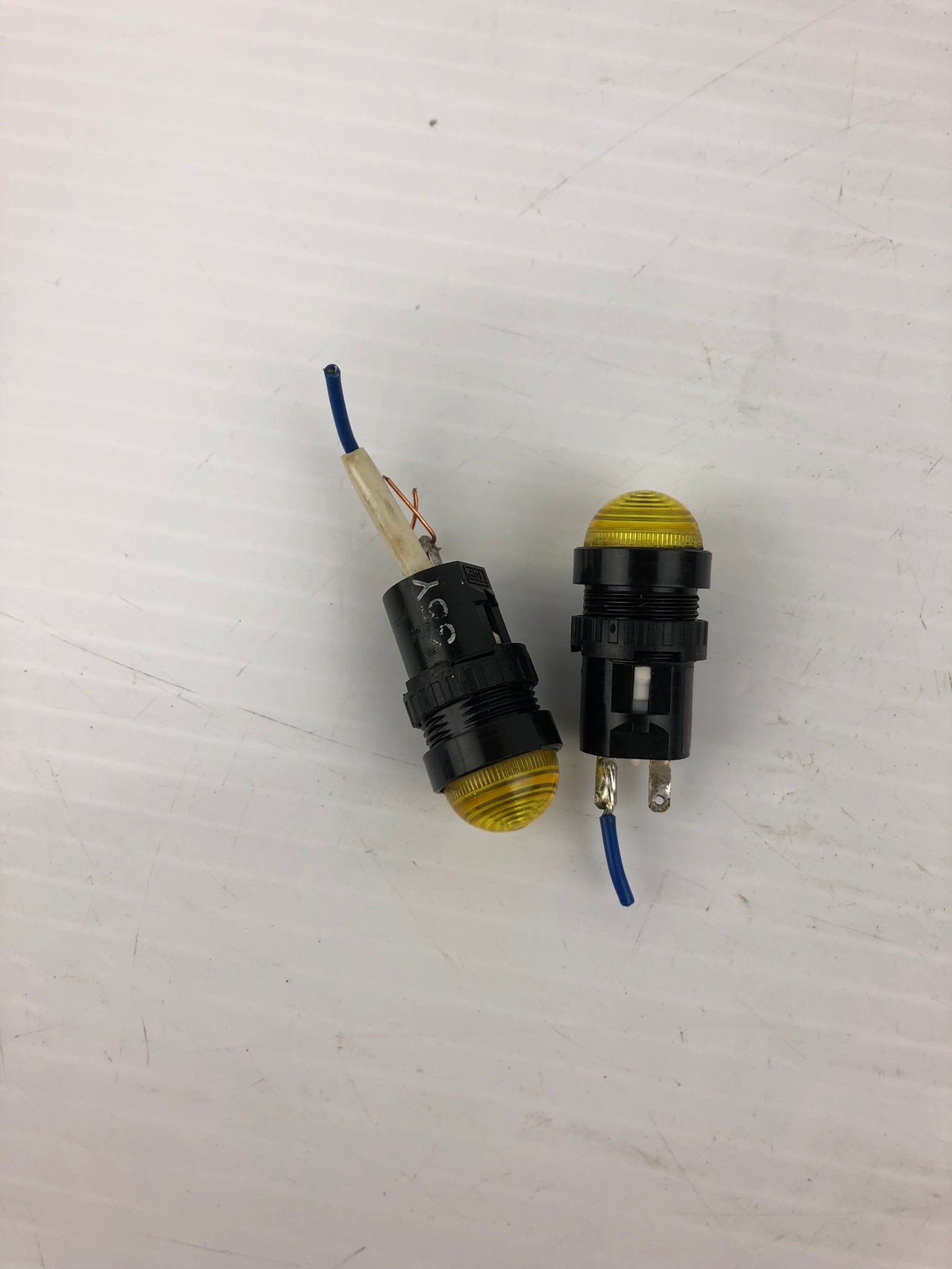 IDEC AP6M Yellow Pilot Light - Lot of 2