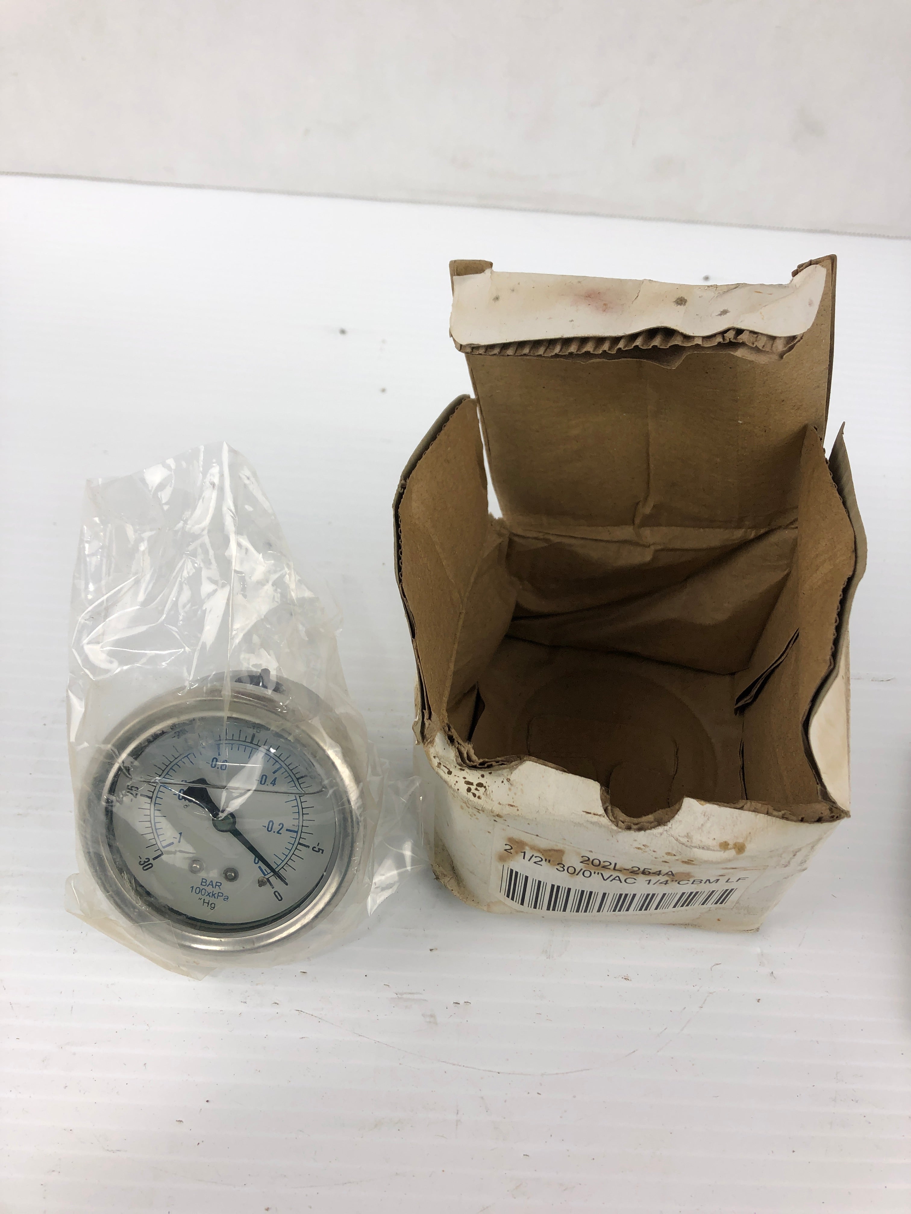 Pressure Gauge 202L-254A 2-1/2" 30/0" VAC 1/4" CBM LF