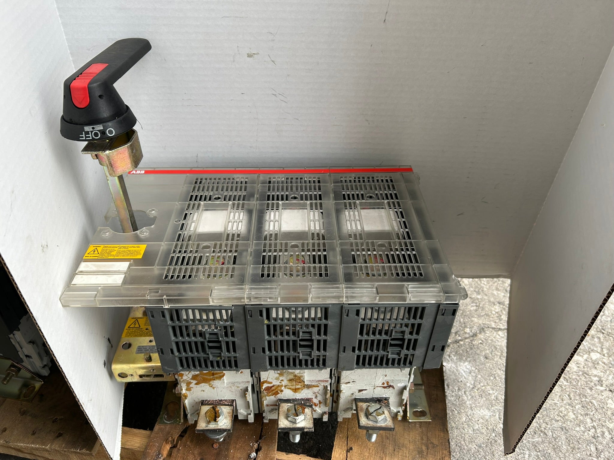 ABB OES800L3 Fusible Disconnect Switch 3 Pole 600VAC 800A with On/Off Switch