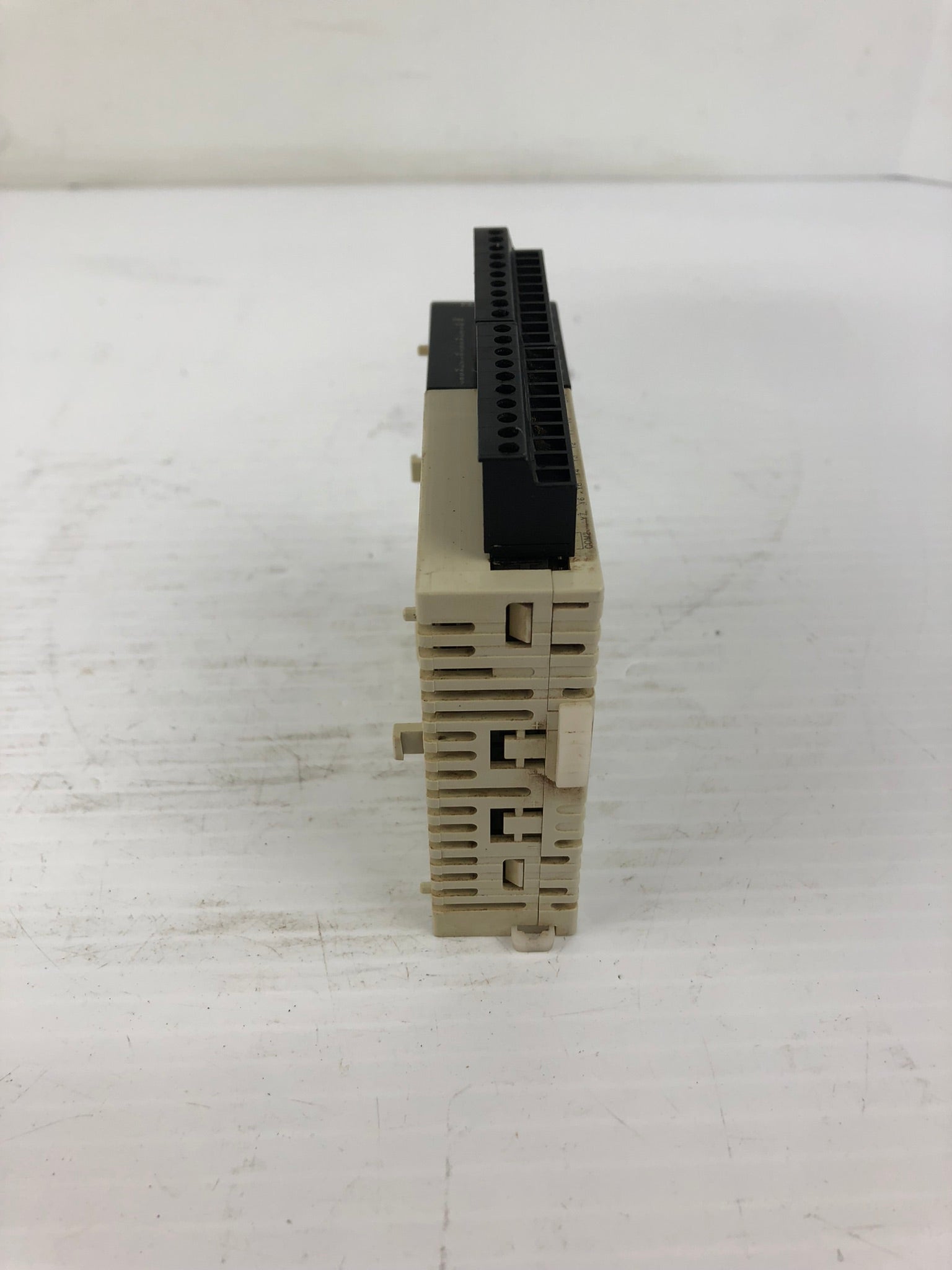 Mitsubishi FX2NC-16EYR-T Programmable Controller