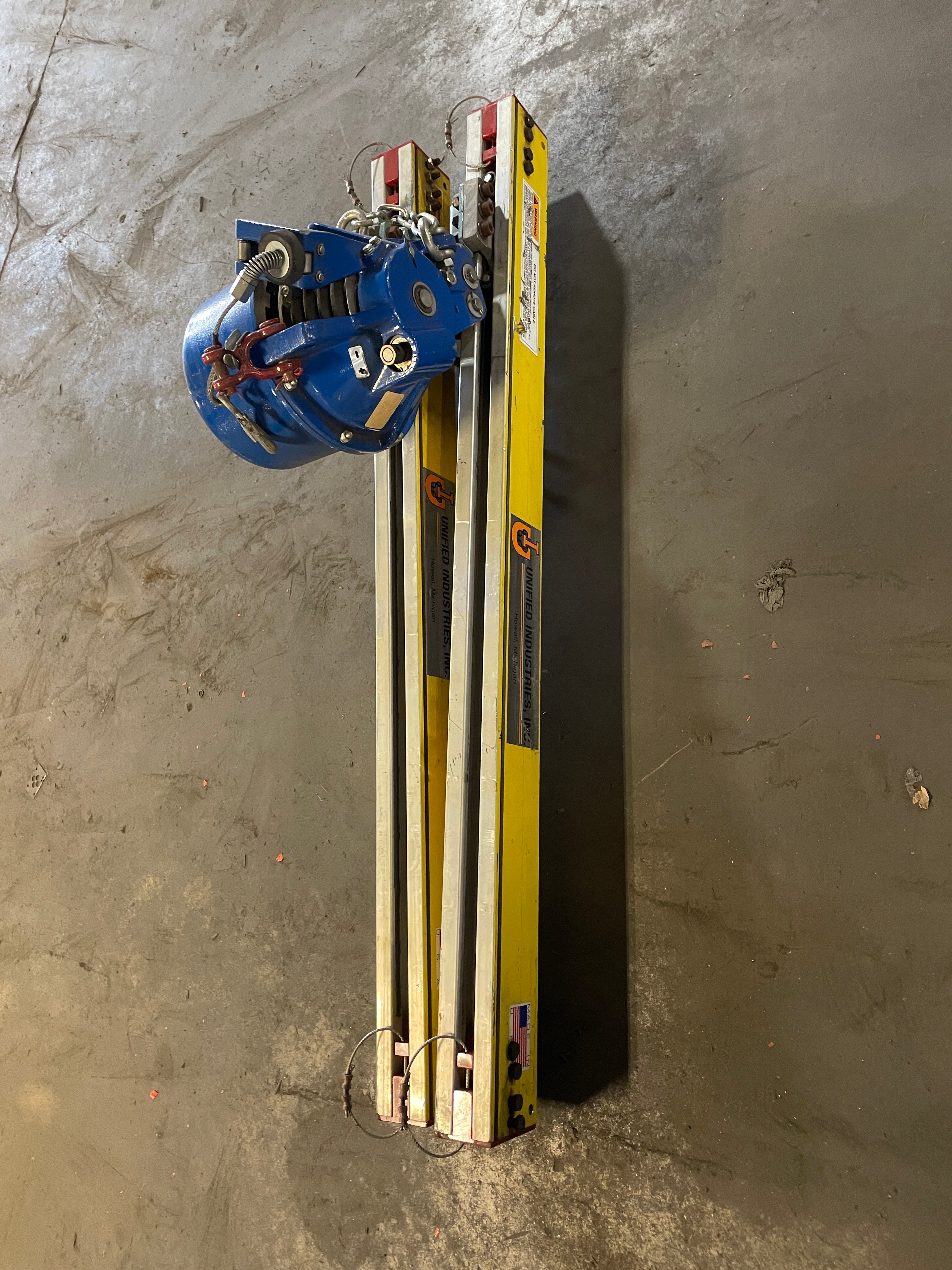 Woodhead 330LAS Aero-Motive Molex Balancer with Unified Industries Enclosed Rail