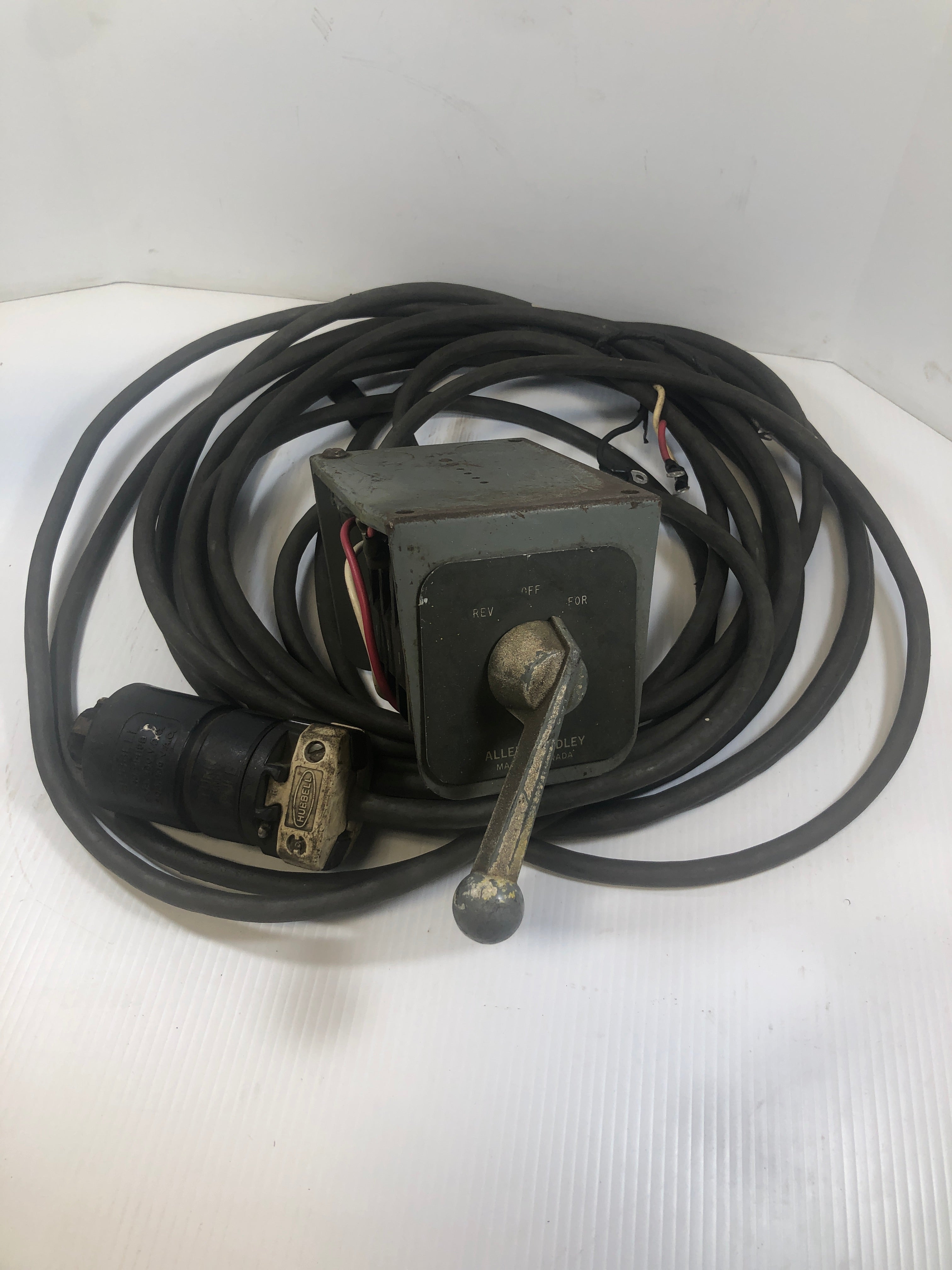 Allen-Bradley 350-BAV-B Reversing Drum Switch with Hubbell 21415B and Cable