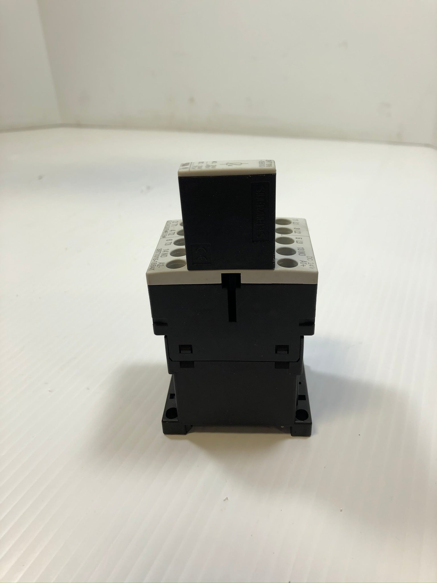 Siemens 3RT1015-1BB41 Electrical Contactor with 3RT1916-1BB00 Surge Suppressor