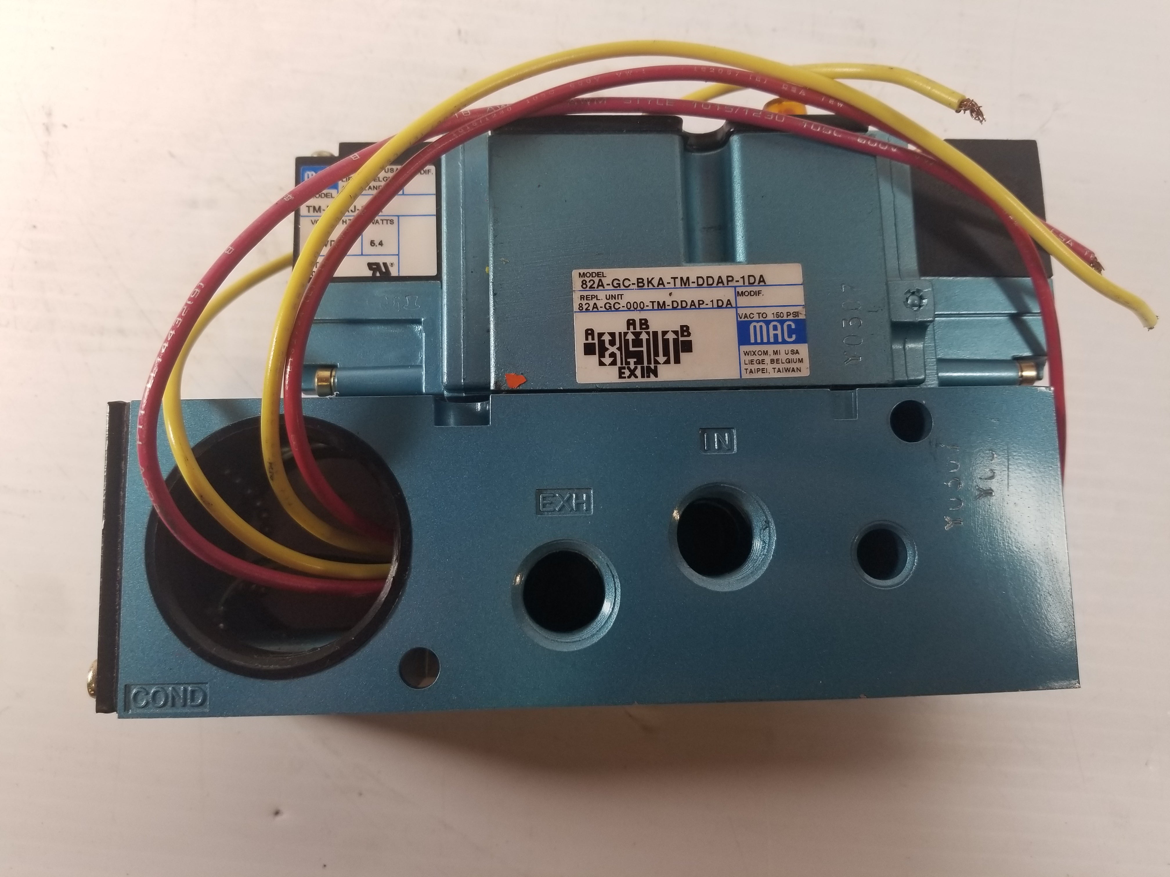 MAC 82A-GC-BKA-TM-DDAP-1DA Pneumatic Solenoid Valve and Manifold