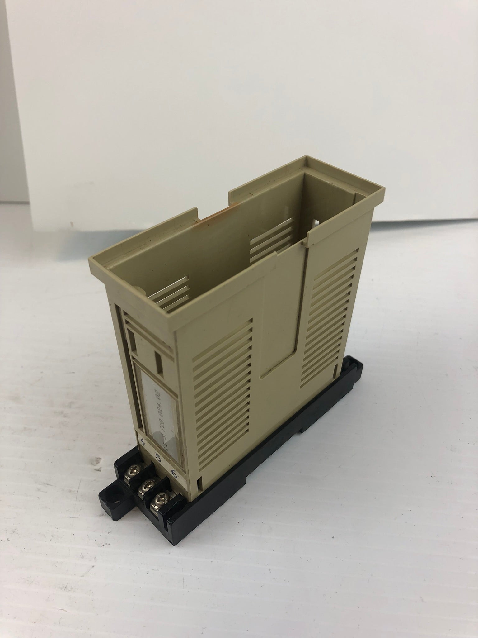 Omron 0220135-0 I/O Module Socket DIN Rail Mount for 3G2A3 Module with Housing