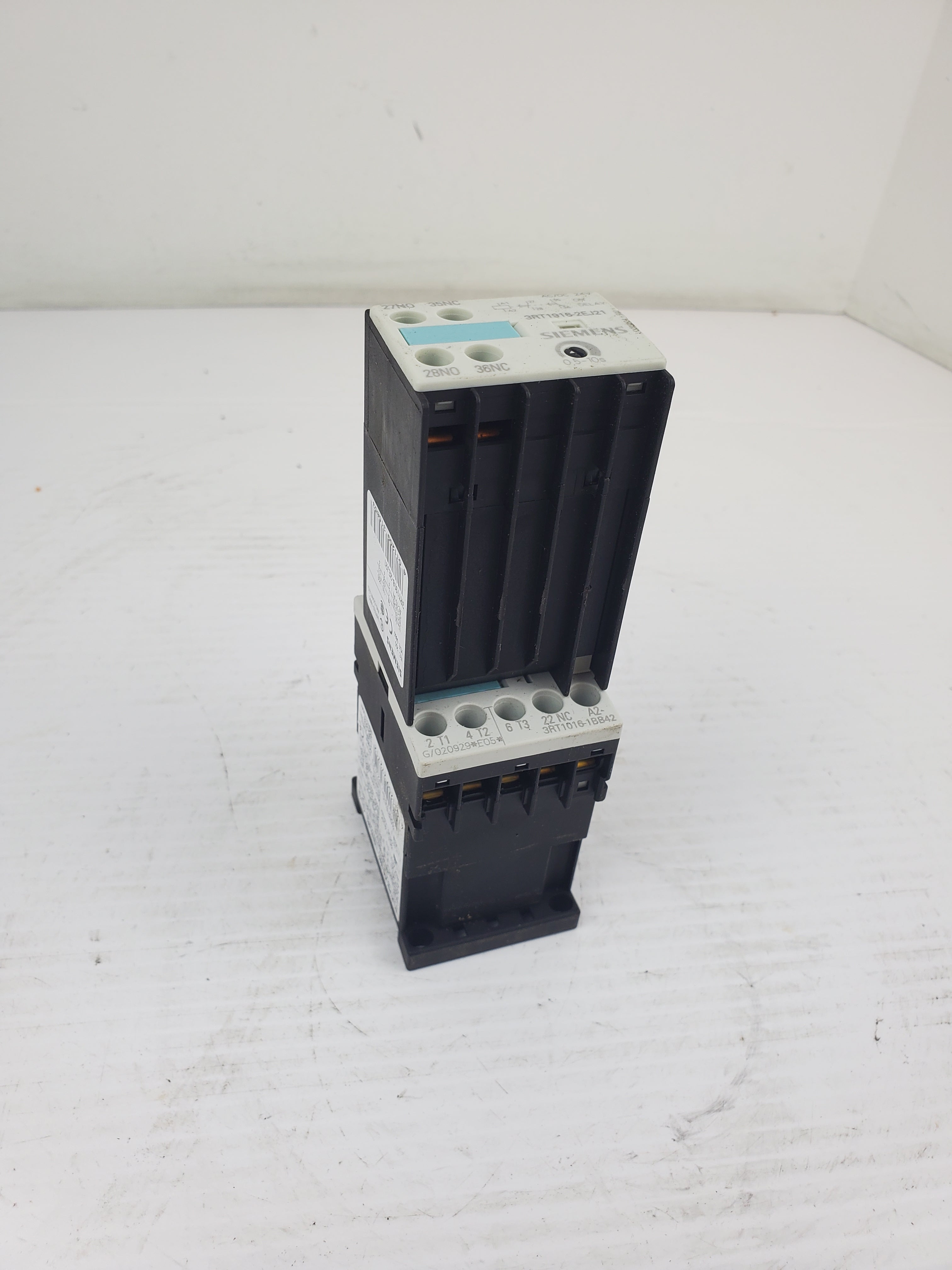 Siemens 3RT1016-1BB42 Contactor With 3RT1916-2EJ21 Contact Block