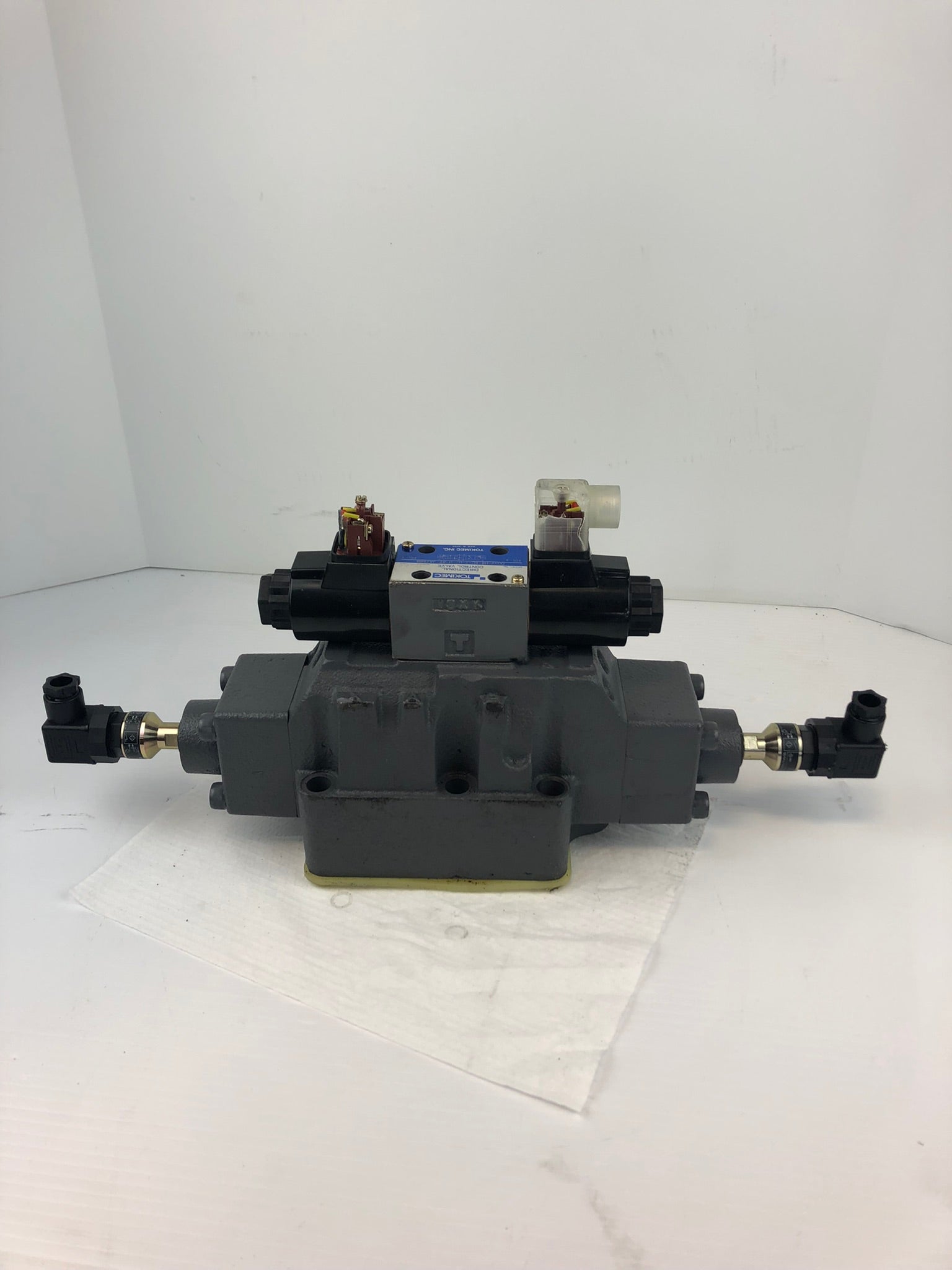 Tokimec DG5V-H8-6C-T-U7-H-82-JA786B Directional Control Valve