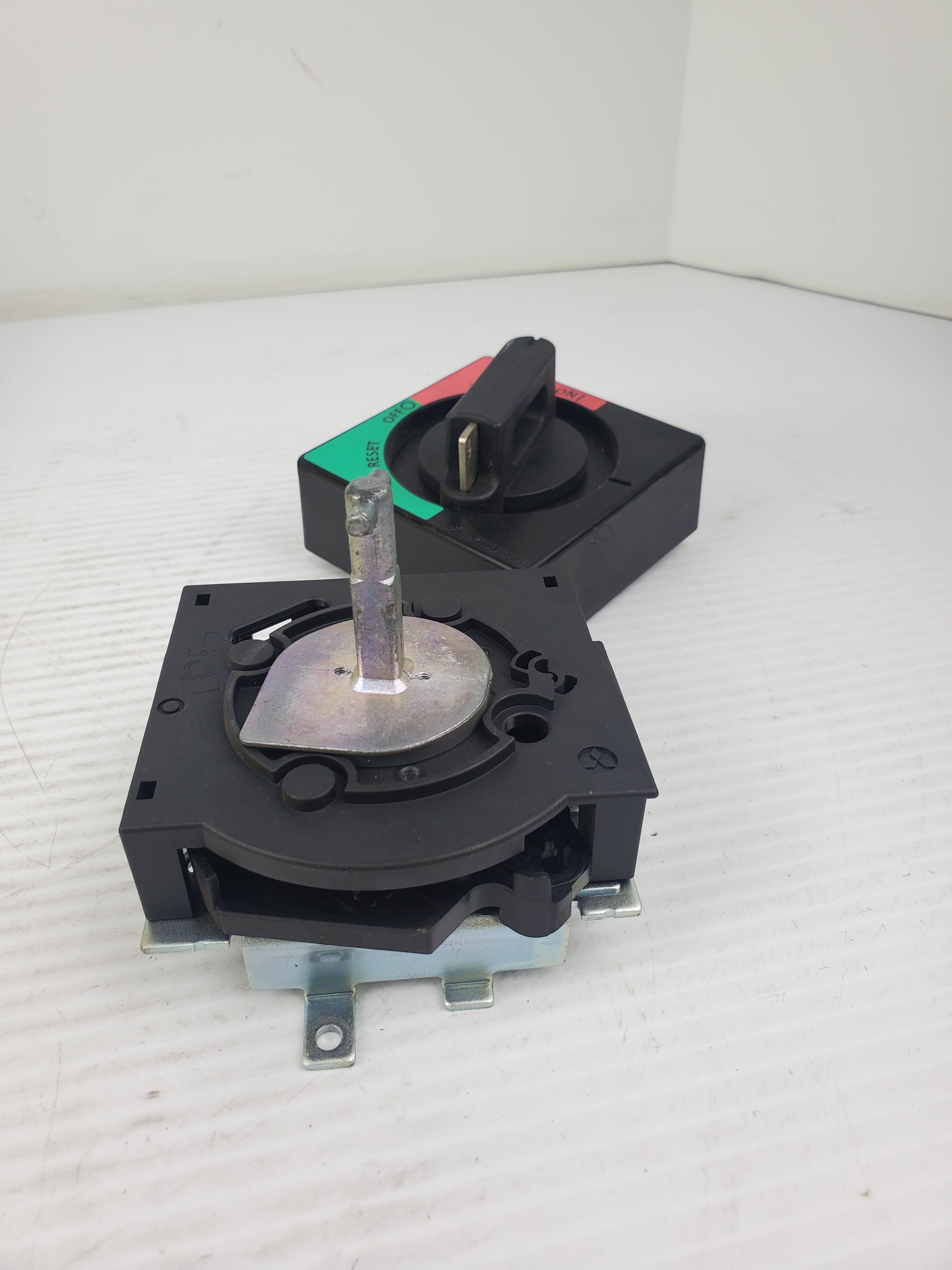 Mitsubishi 1015F External Handle Switch On/Off Reset/Tripped