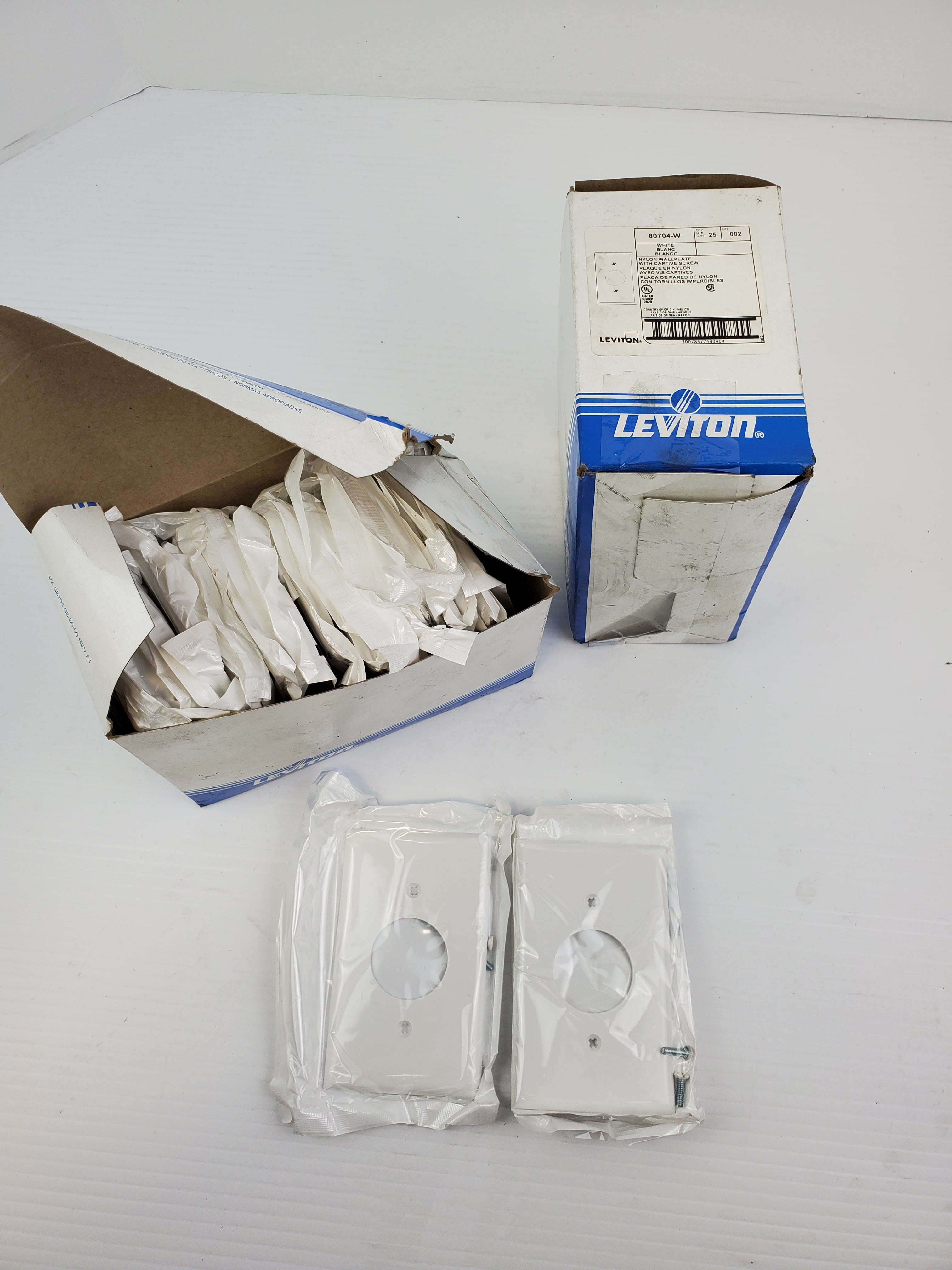 Leviton White Nylon Wall Plate With Captive Screw 80704-W (Box of 25) Lot of 2