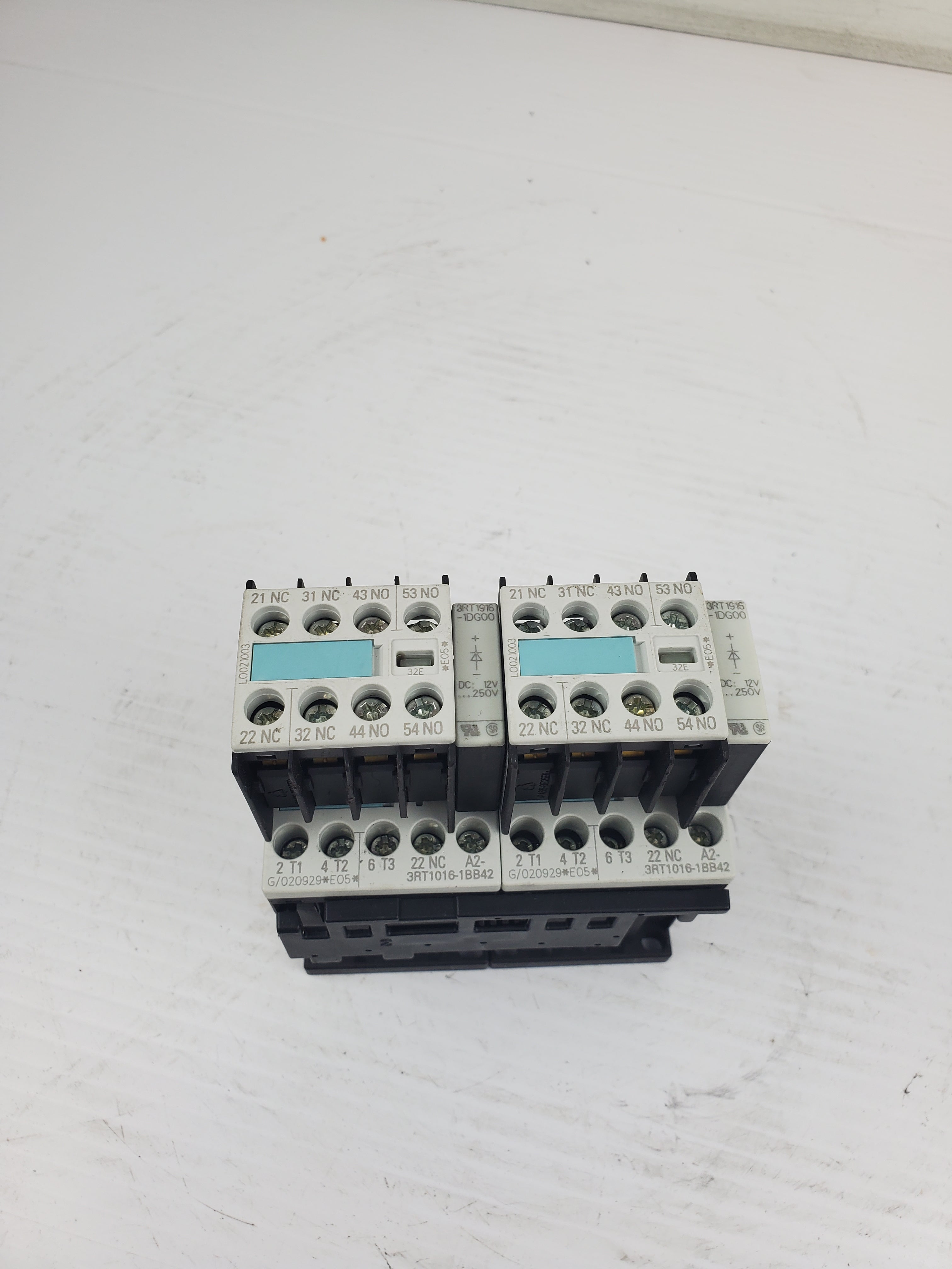 Siemens 3RT1016-1BB42 Contactor With 3RH1911-1FA22 Contact Block (Set of 2)