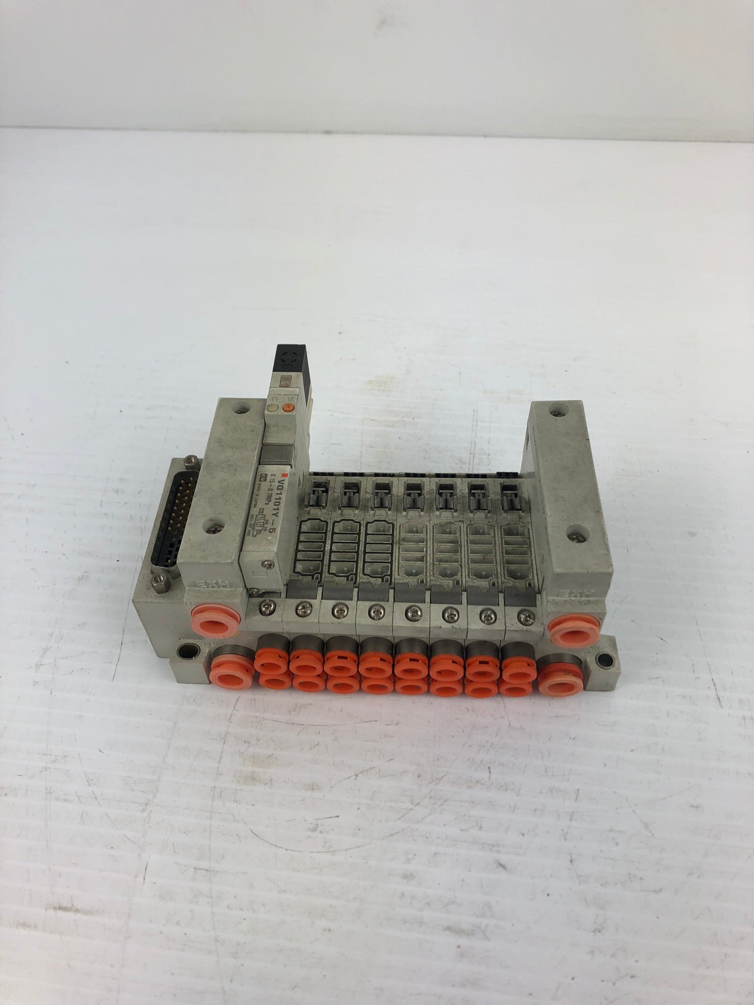 SMC VQ1101Y-5 8 Slot Solenoid Valve Station 0.15-0.7MPa