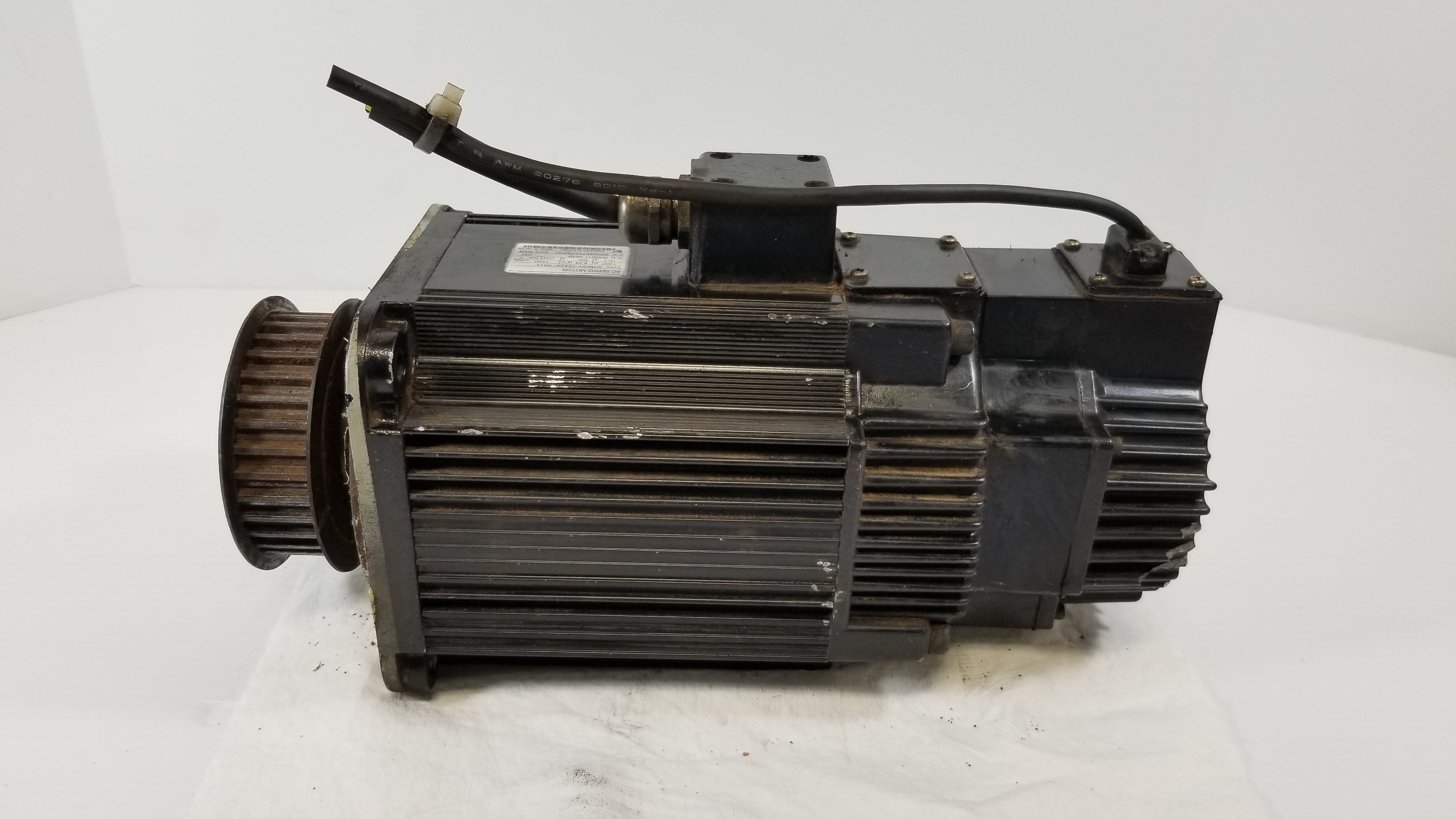 Yaskawa Electric SGMGH-13A2A-YR13 AC Servo Motor 1300W 1500r/min
