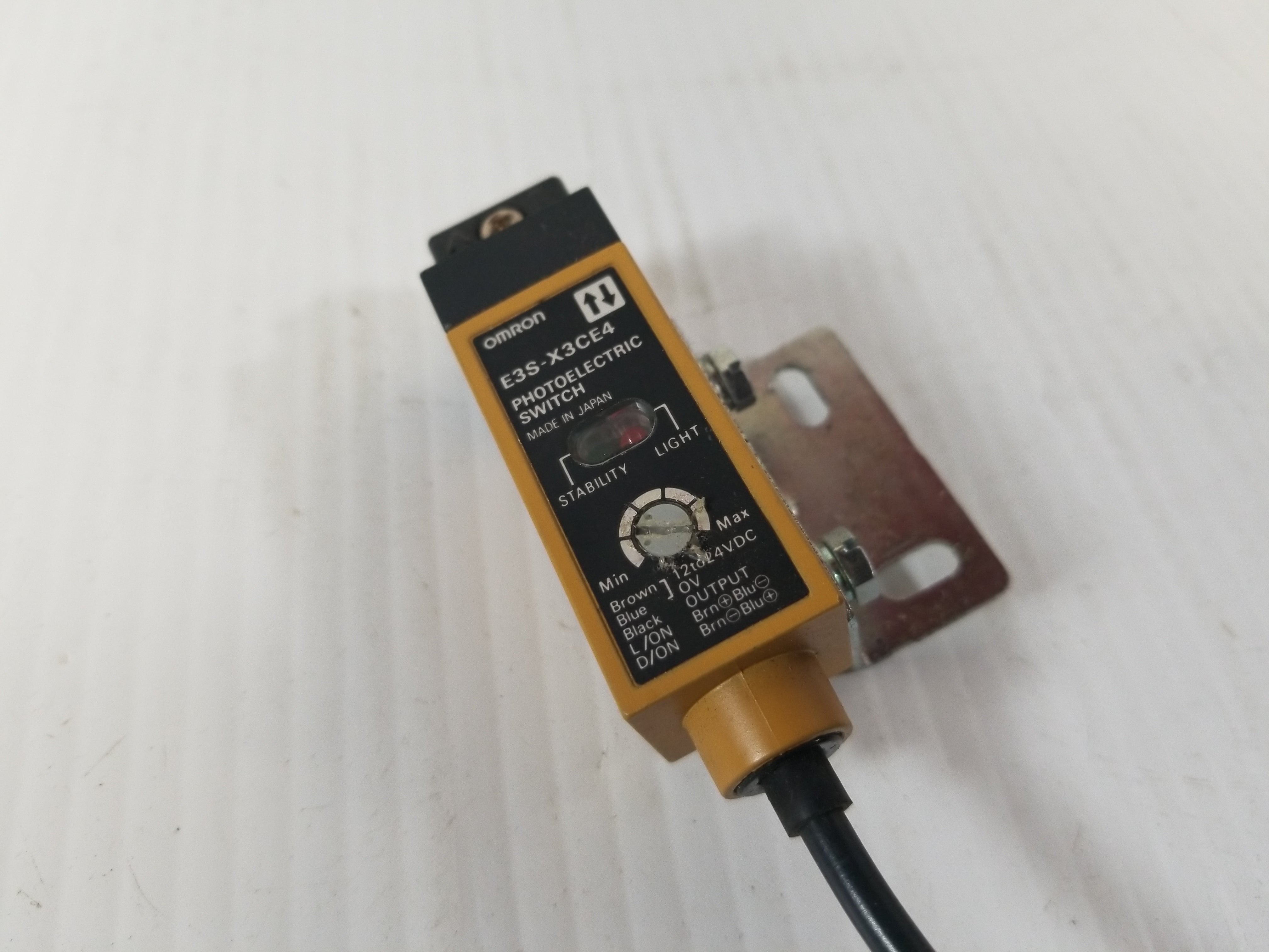 Omron E3S-X3CE4 Photoelectric Switch