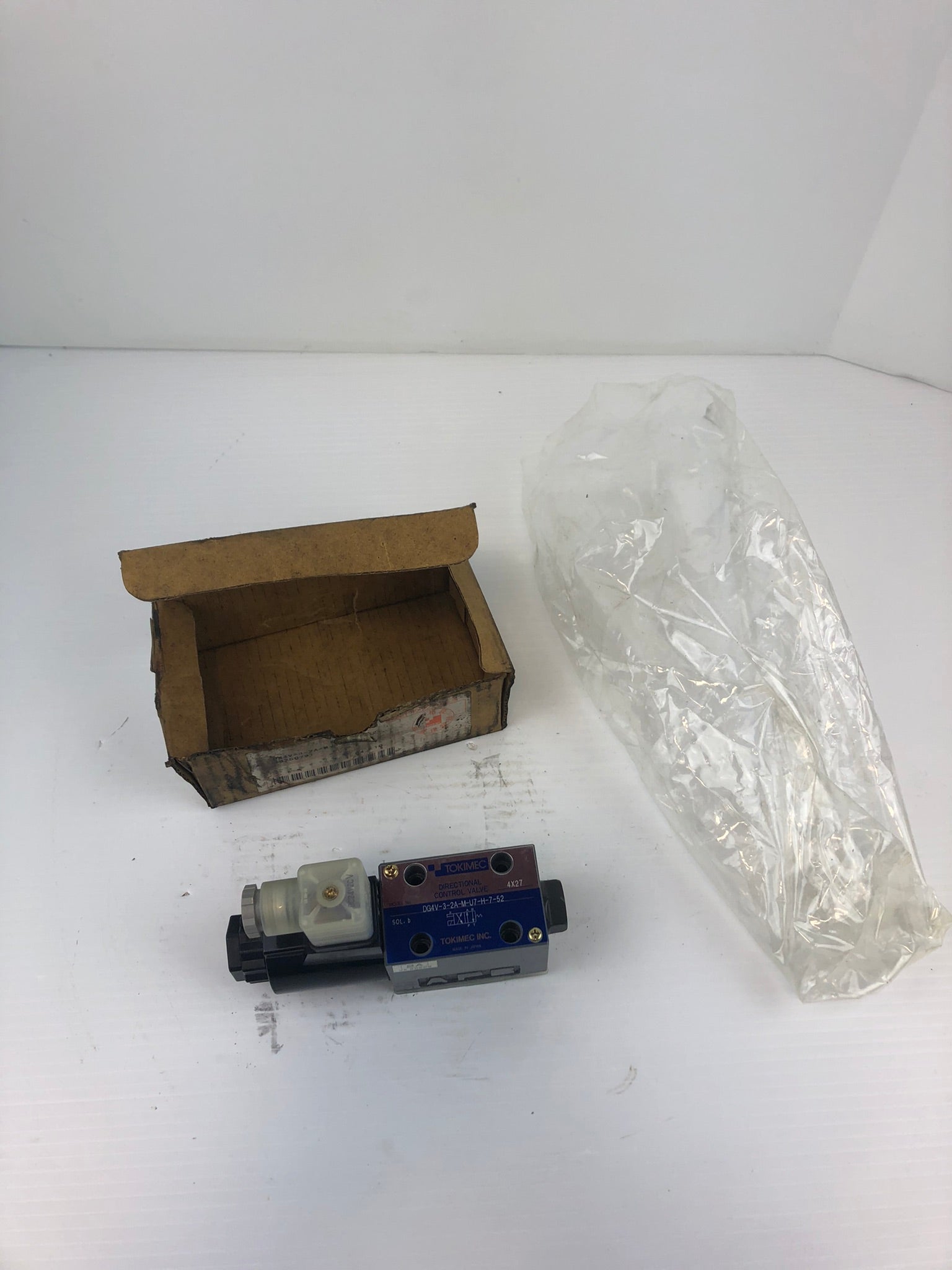 Tokimec DG4V-3-2A-M-U7-H-7-52 Directional Control Valve