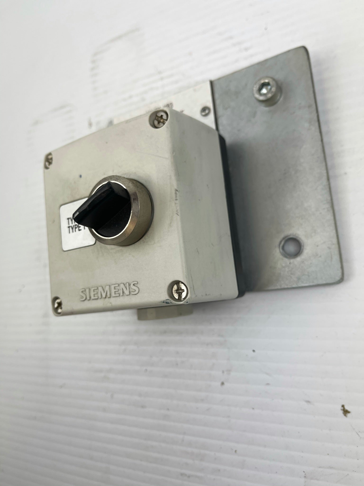 Siemens 2 Position Knob on Plastic Enclosure Box PG 16