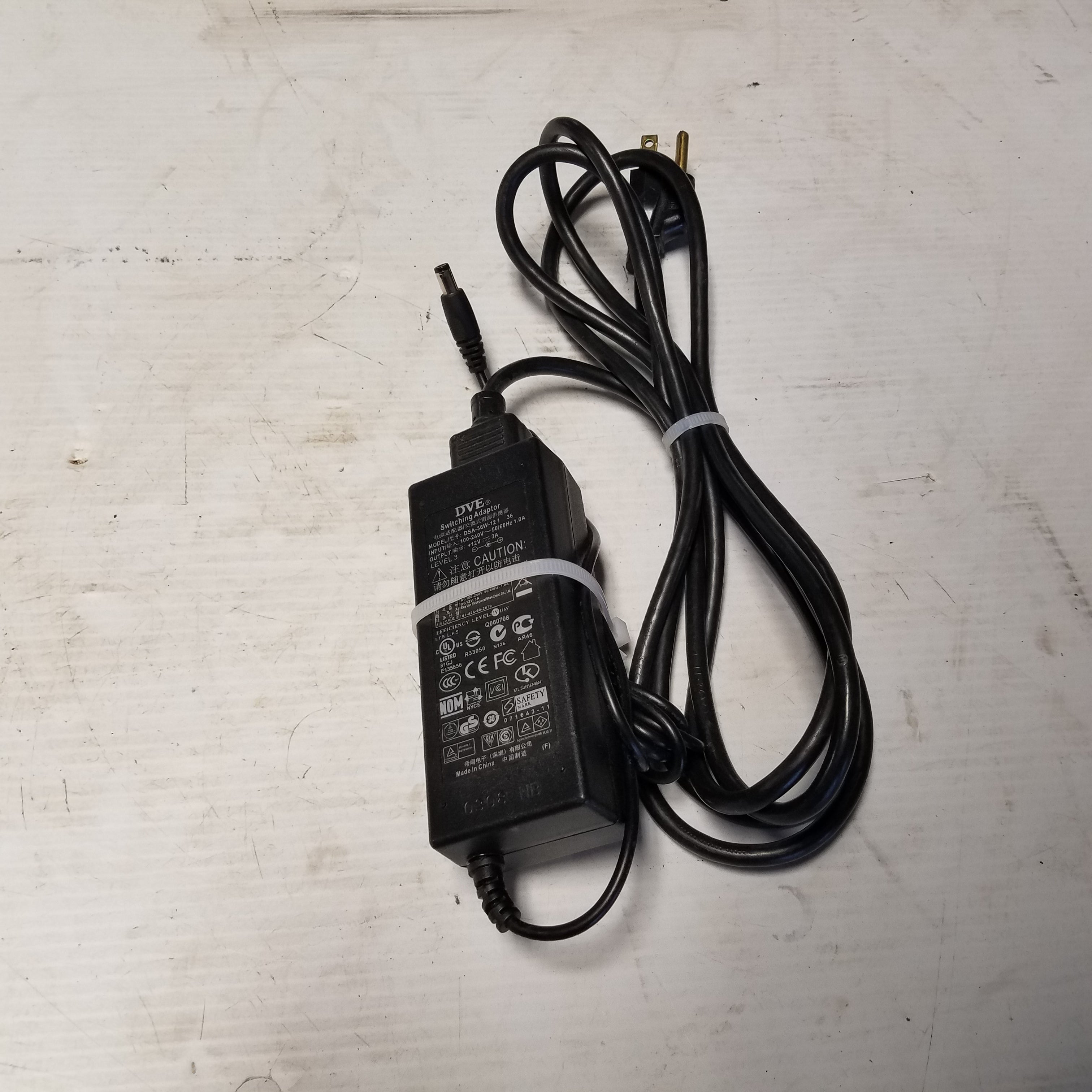 DVE DSA-69W-12 1 Switching Power Adapter