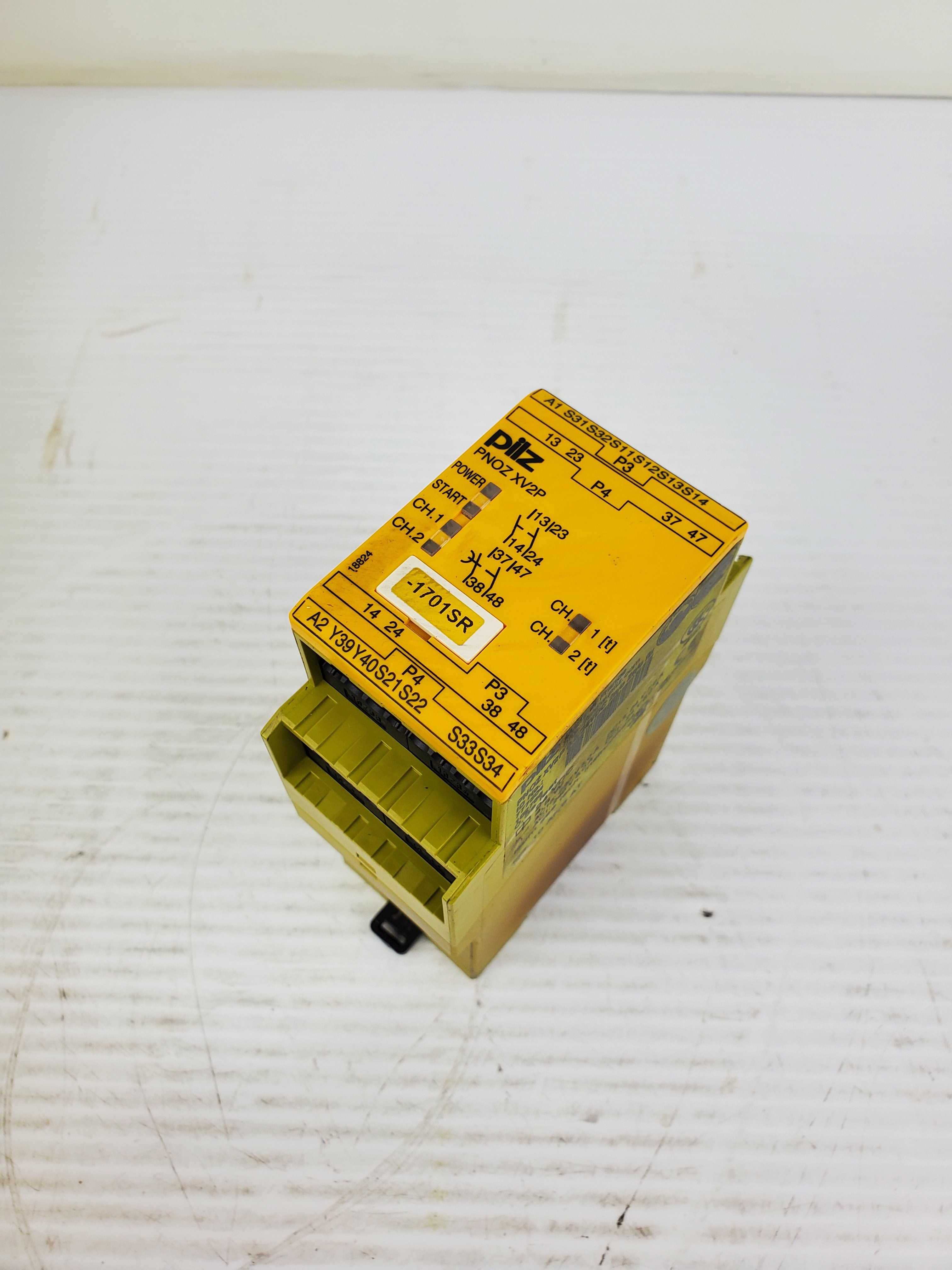 Pilz PN0Z XV2P Safety Relay Switch 0.5/24VDC 2n/o 2n/o Fix