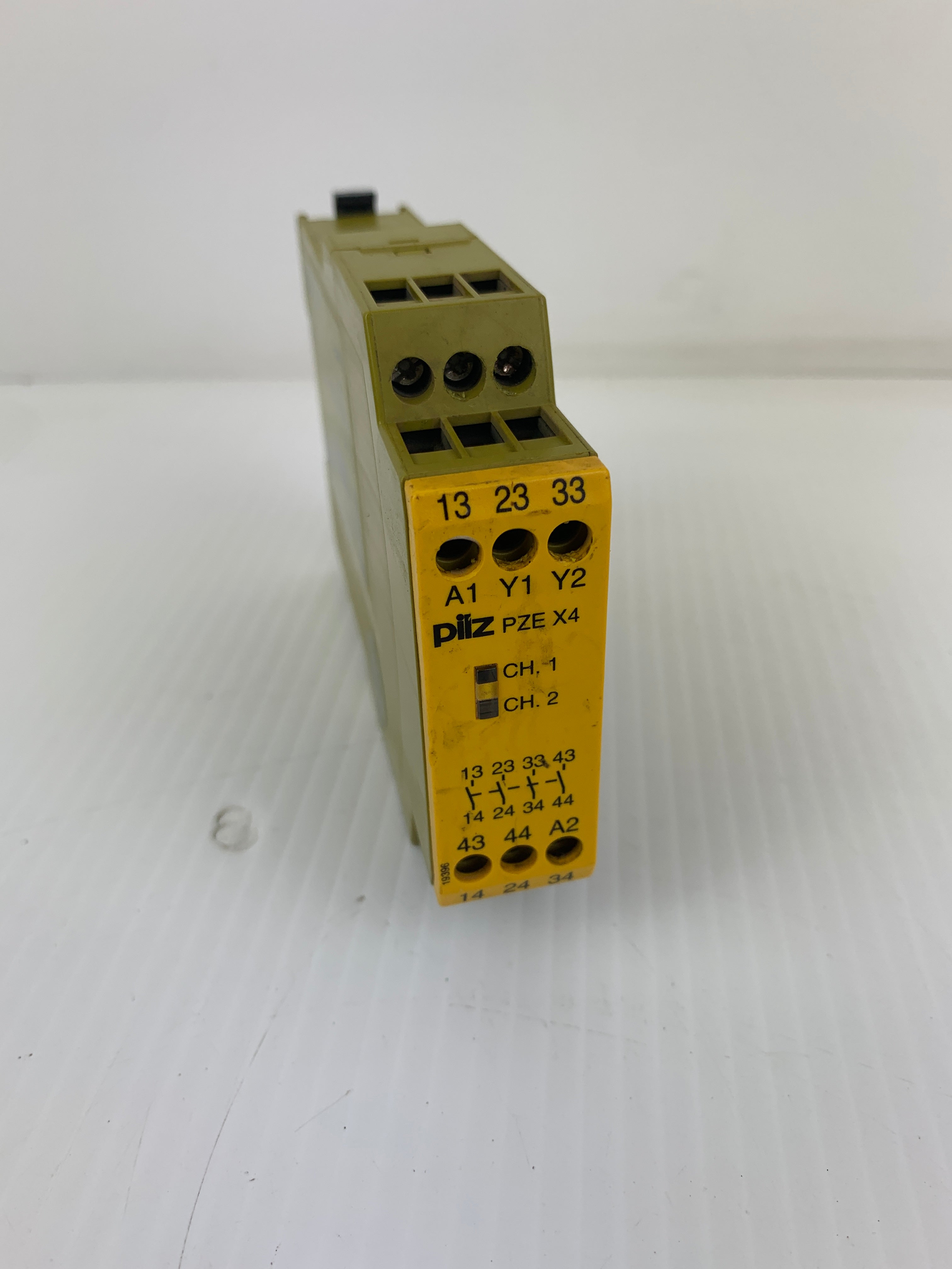 Pilz Safety Relay PZE X4 24VDC