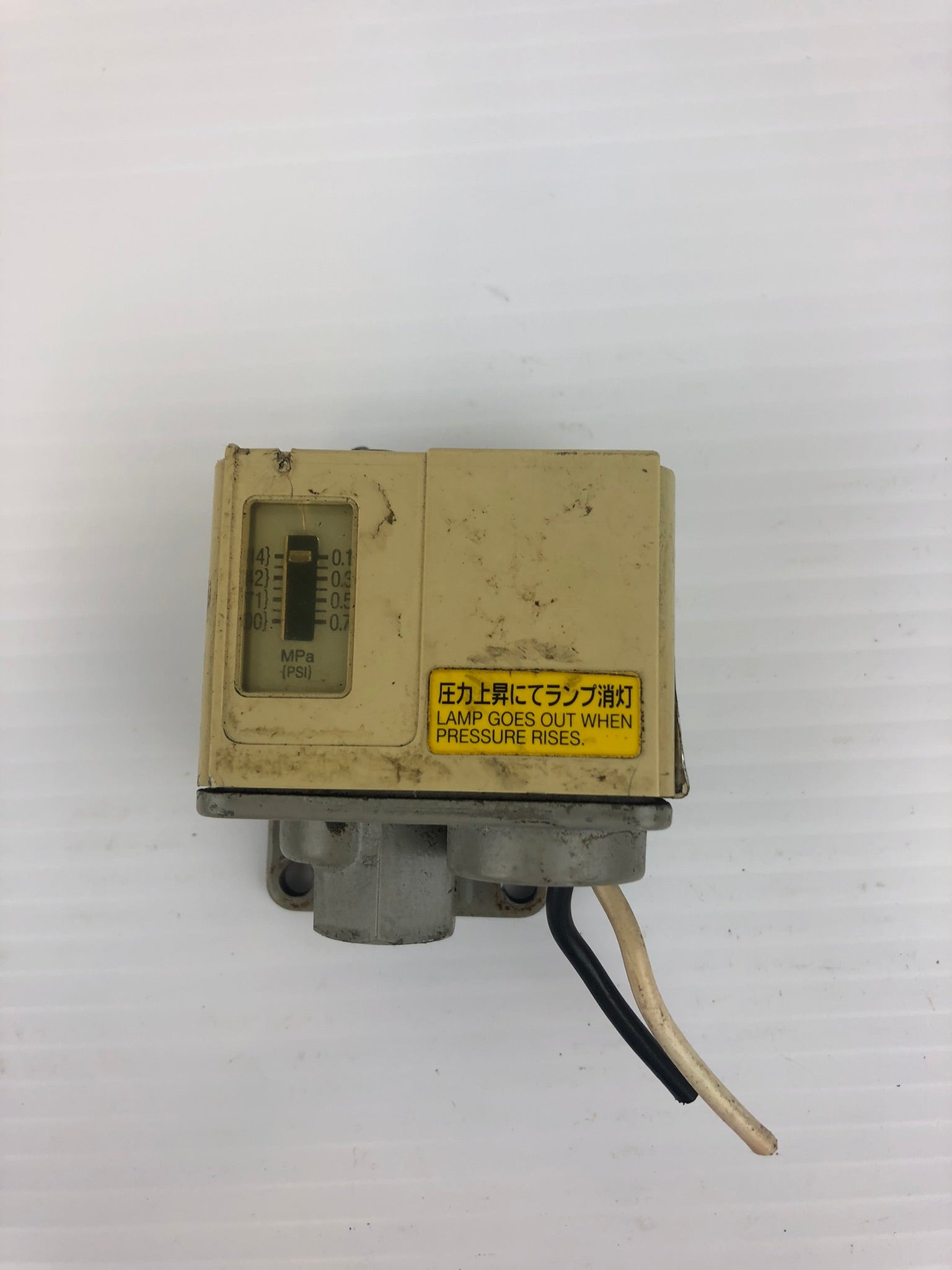 SMC IS3010-02L Pressure Switch Press 0.1~0.7MPa AC125V0.1A DC30V0.1A