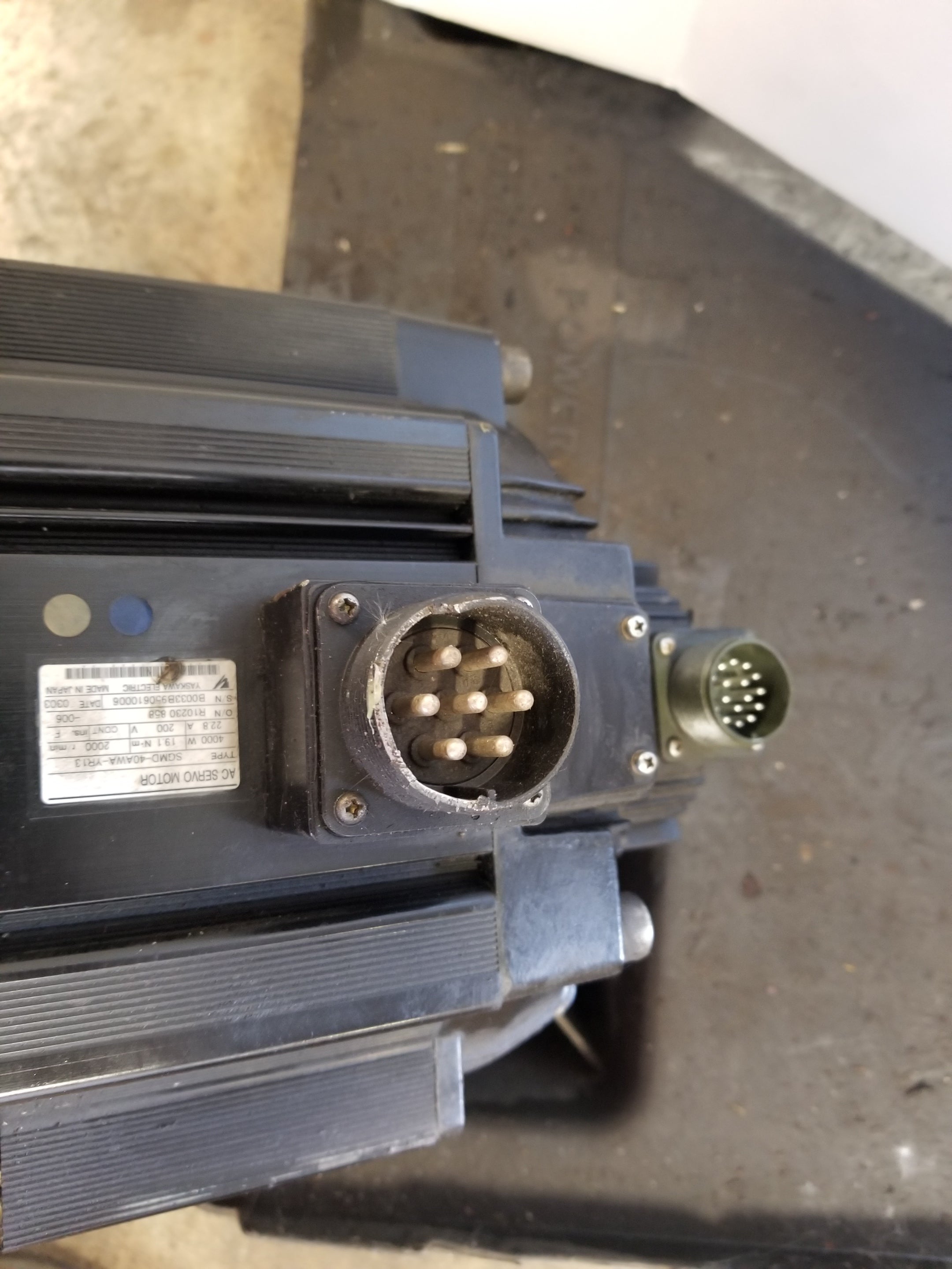 Yaskawa SGMD-40AWA-YR13 200V 22.8A 4000W Servo Motor