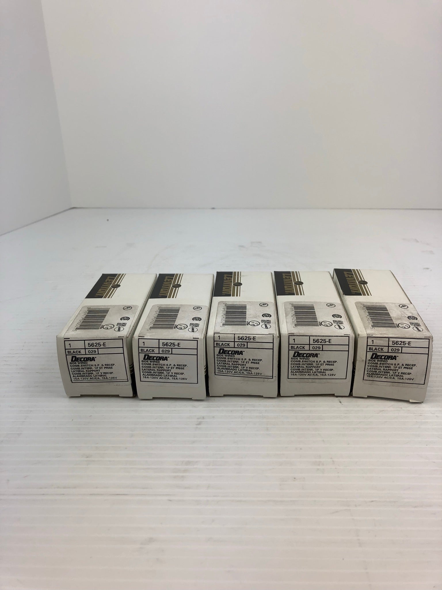 Leviton 5625-E Side Wired Comb Switch S. P. & Rec Black 15A 120 V AC/CA Lot of 5