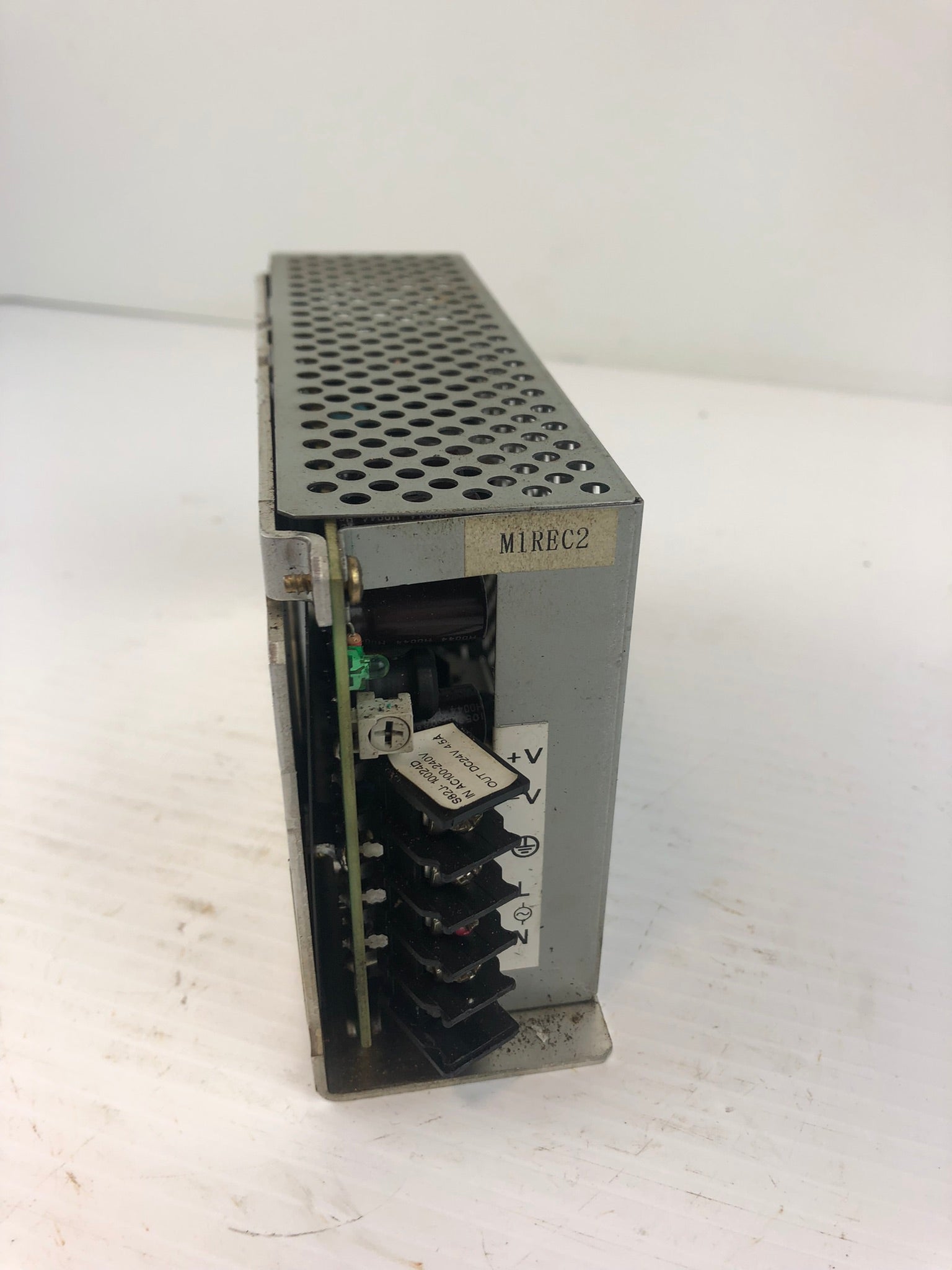 Omron S82J-10024D Power Supply AC100-240V 50/60Hz 2.5A DC24V 4.5A