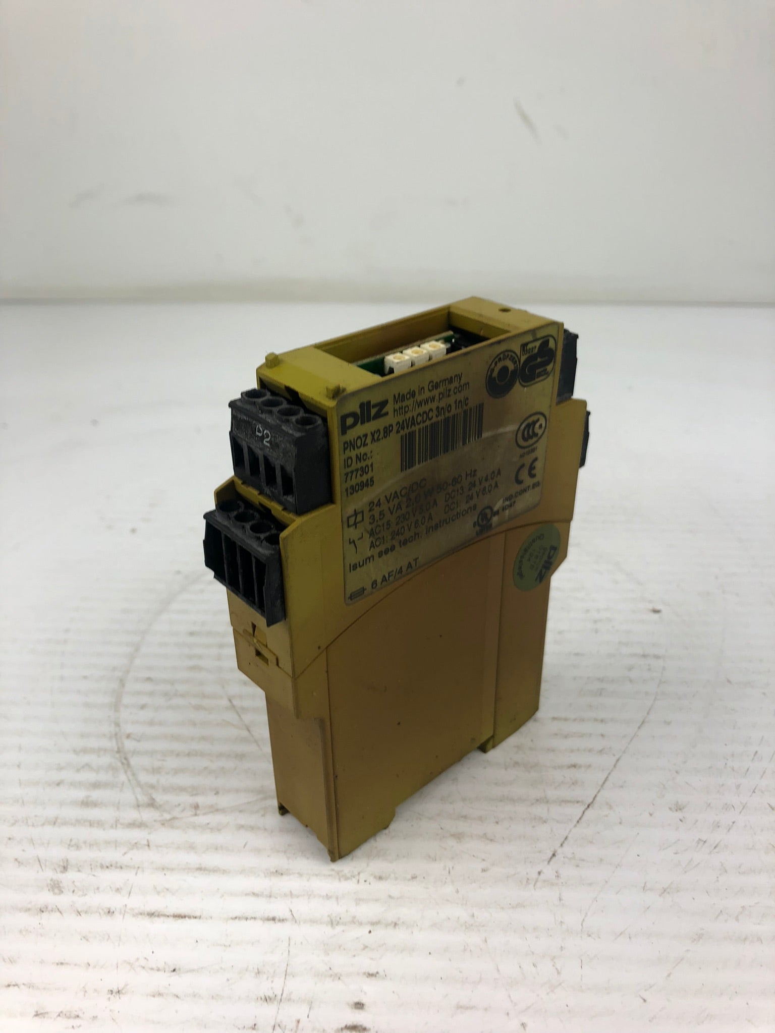 Pilz PNOZ X2.8P Safey Relay 3.5 VA 2.0 W 50/60 Hz