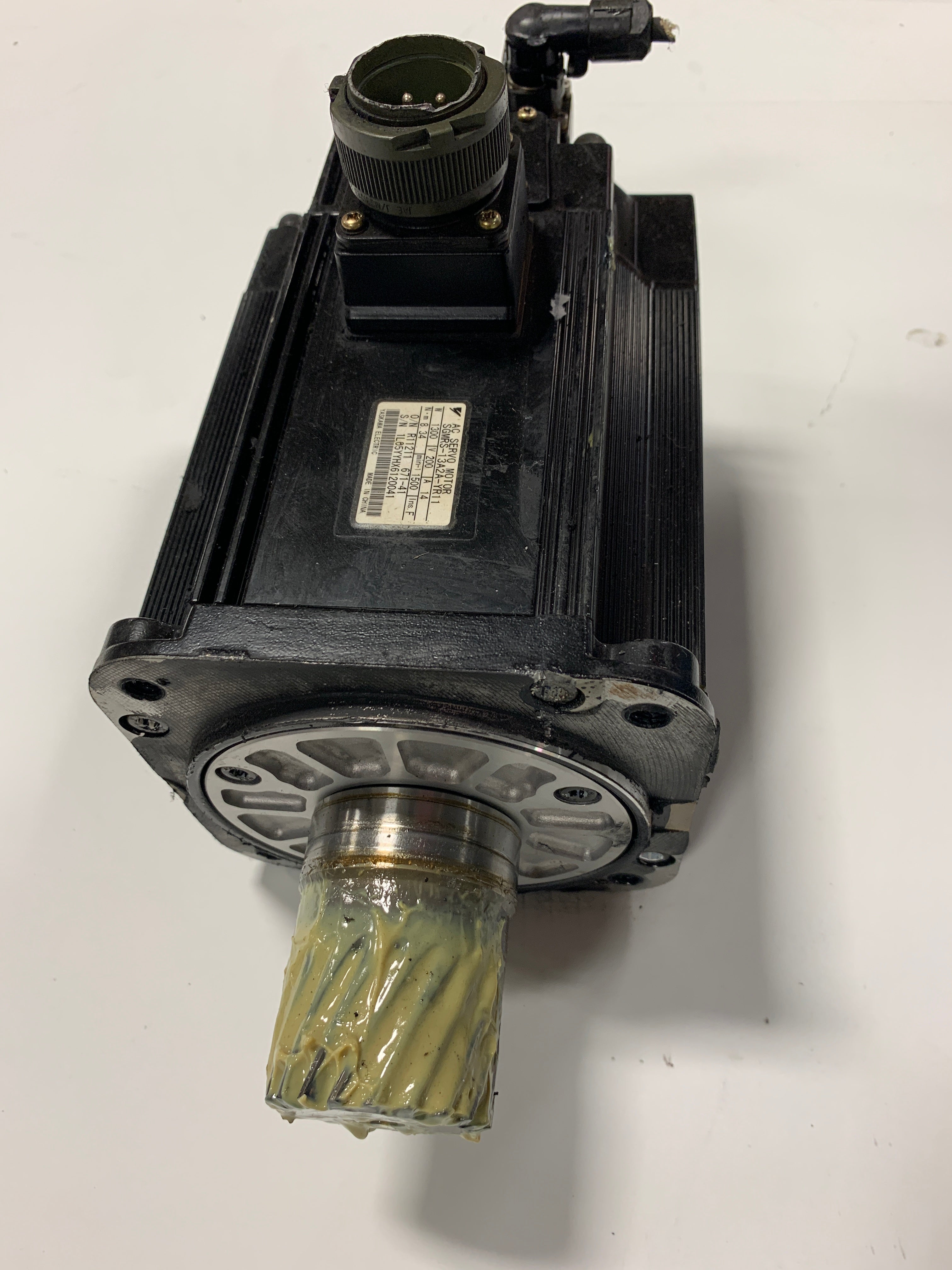 Yaskawa SGMRS-13A2A-YR11 Servo Motor