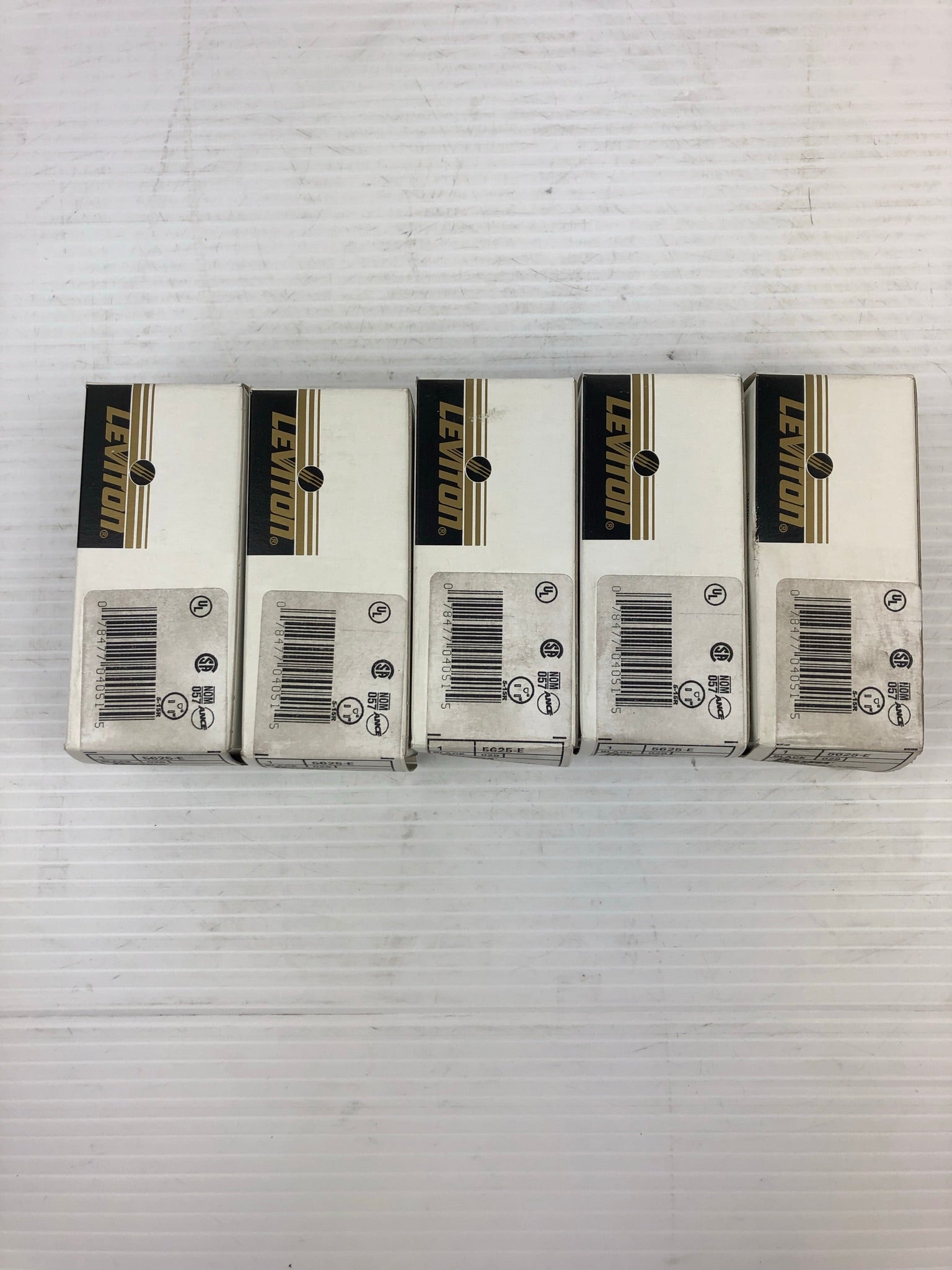 Leviton 5625-E Side Wired Comb Switch S. P. & Rec Black 15A 120 V AC/CA Lot of 5