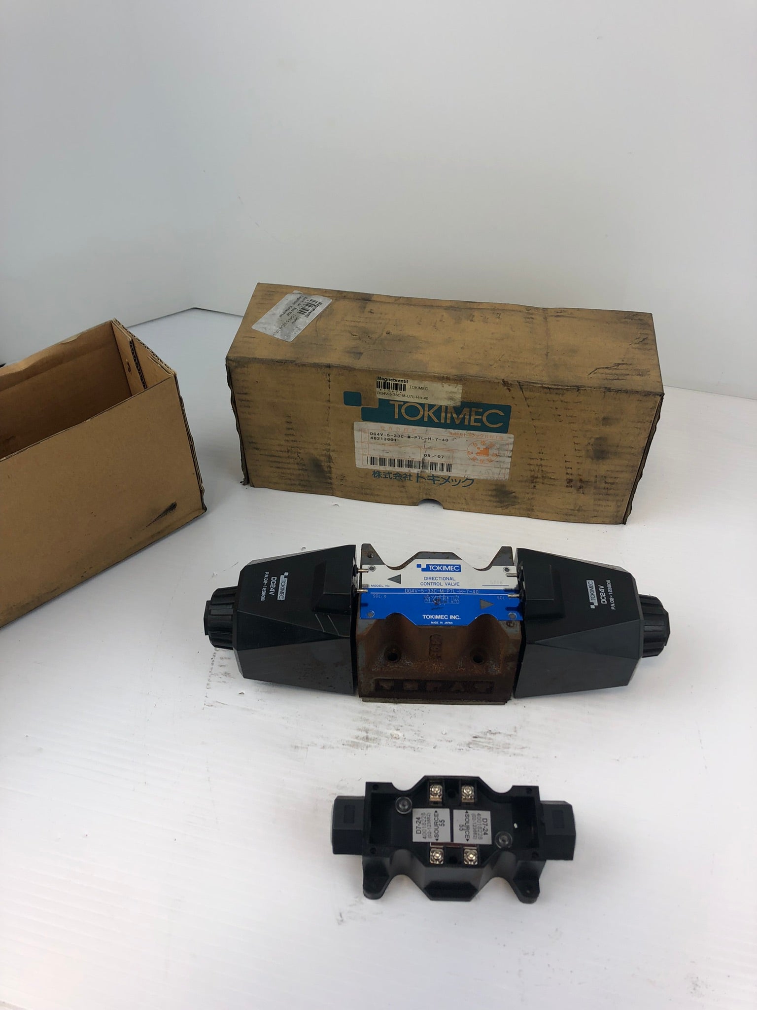 Tokimec DG4V-5-33C-M-P7L-H-7-40 Directional Control Valve