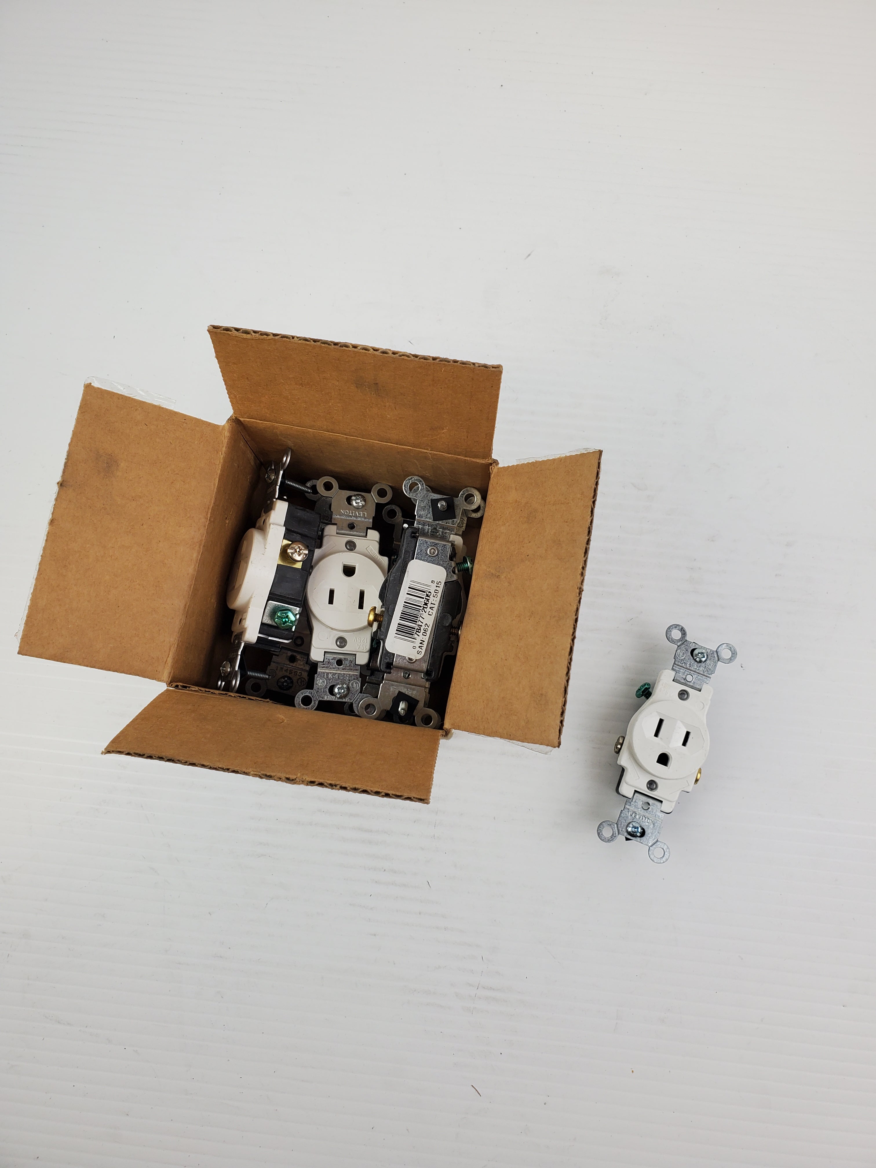 Leviton 5015-W White 2-P 3-W Single REC. Ground 15A-125V (Lot of 7)
