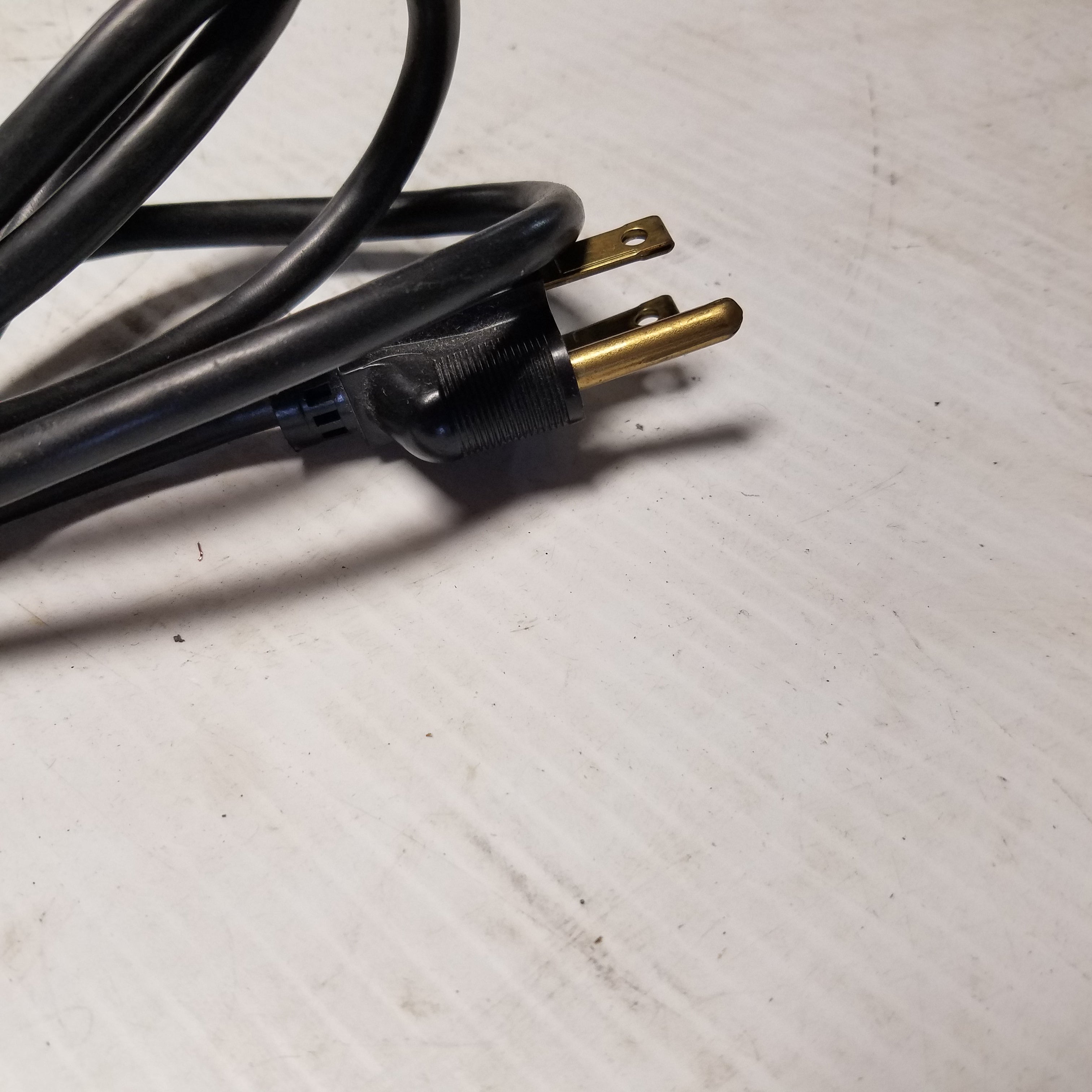 DVE DSA-69W-12 1 Switching Power Adapter