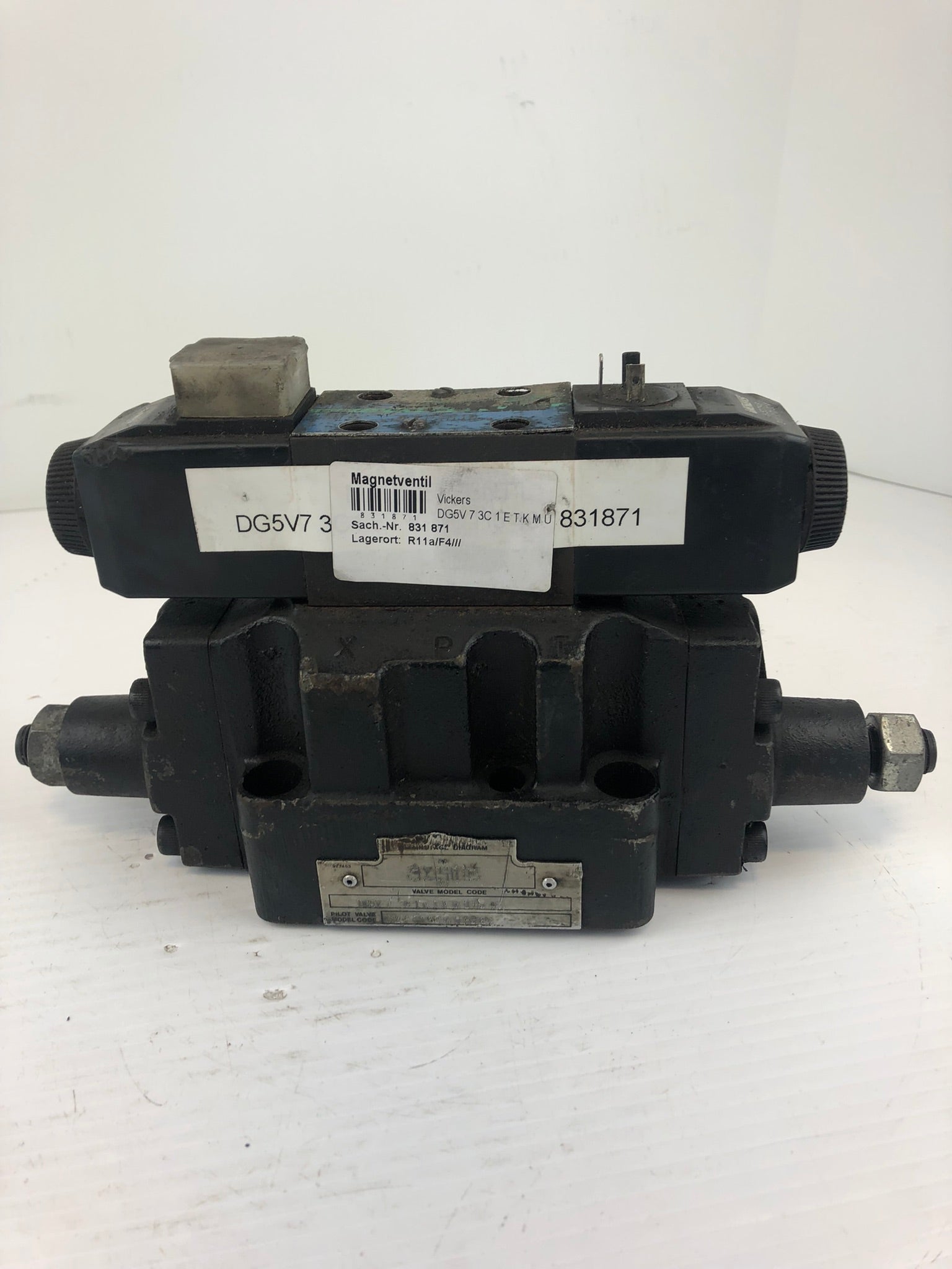 Vickers DG5V-7-3C-1ETKM-UH5-40 Pilot Control Valve with DG4V-3S-6C-M-UH5-60