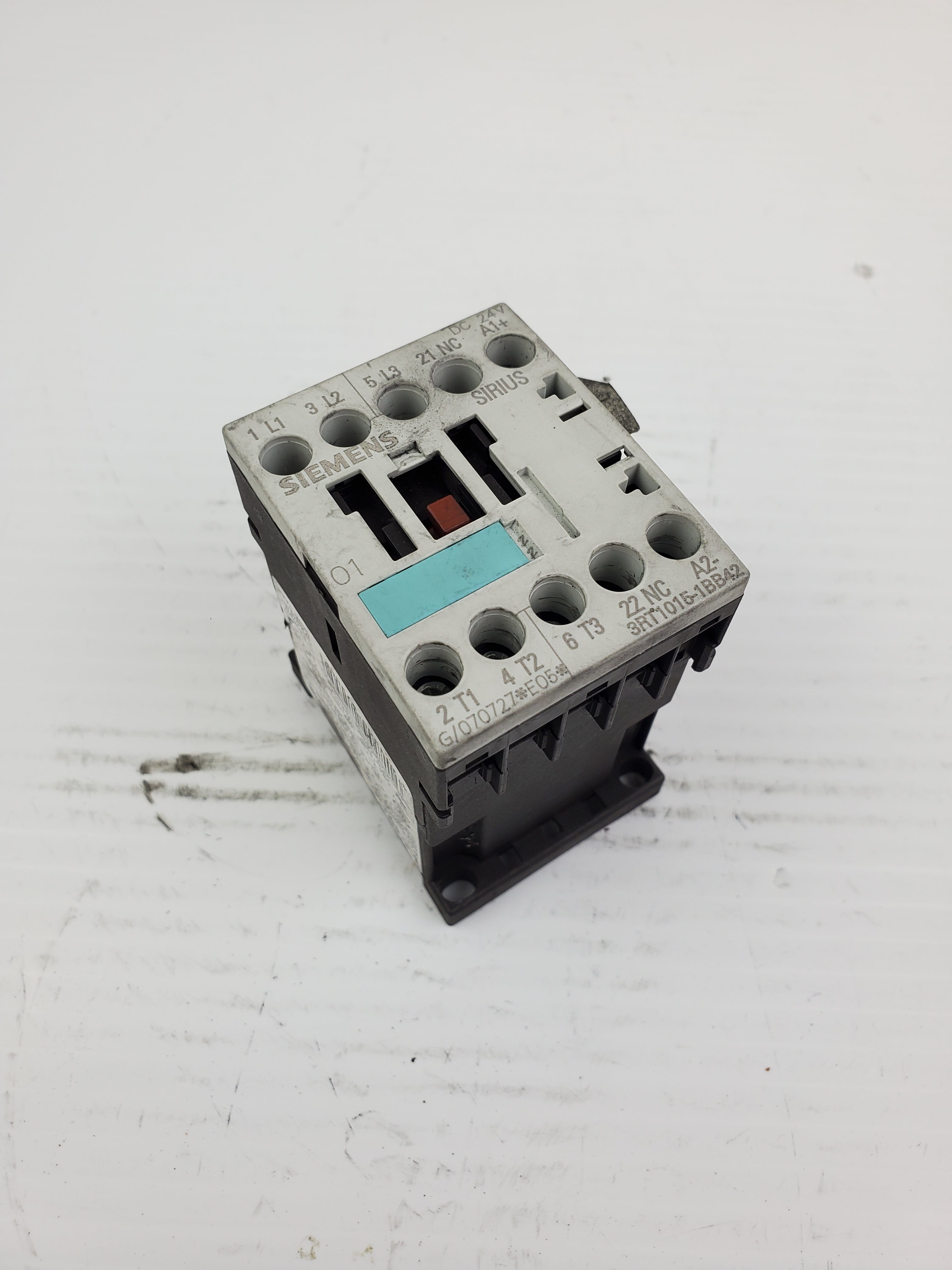 Siemens 3RT1017-1BB42 Contactor 600V 3RT10171BB42